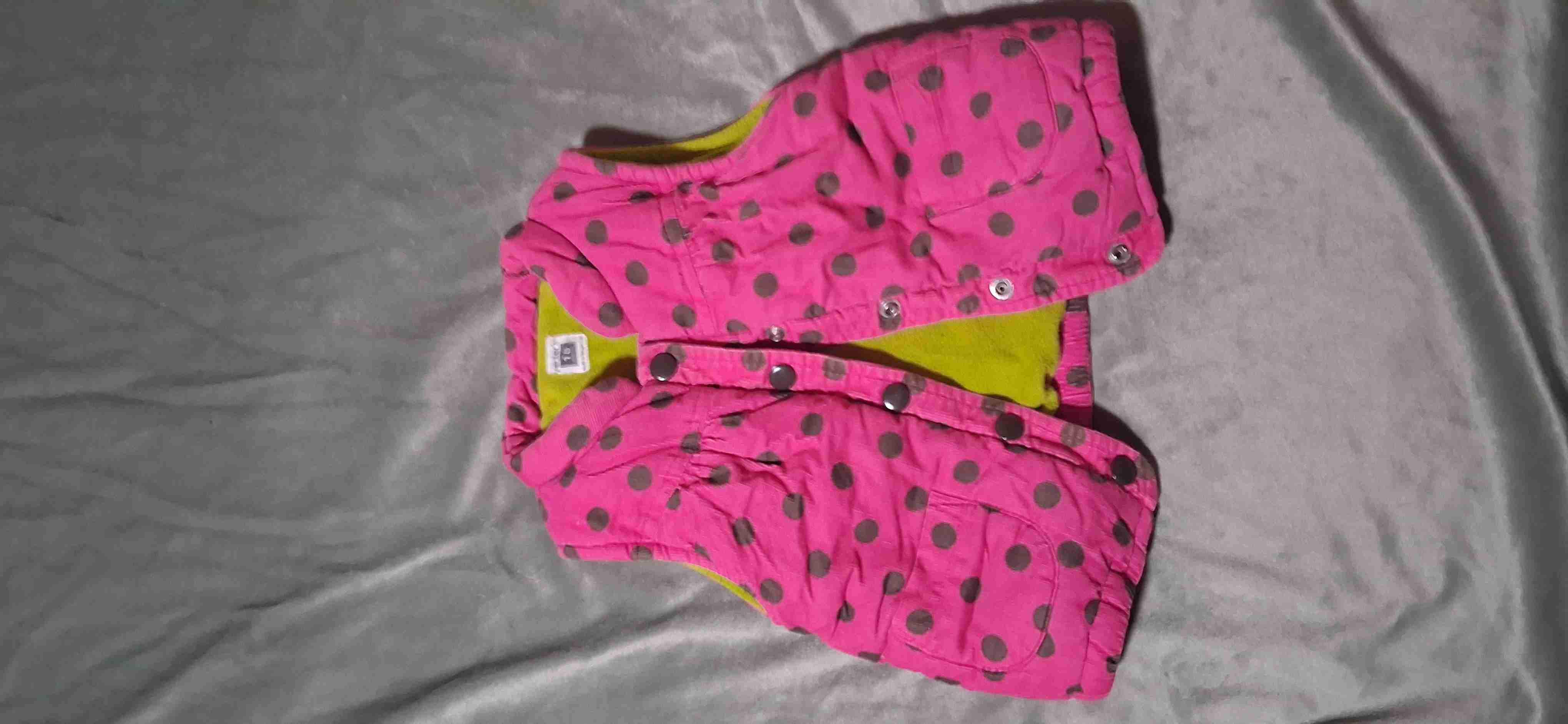 Chaleco rosado con puntos negros