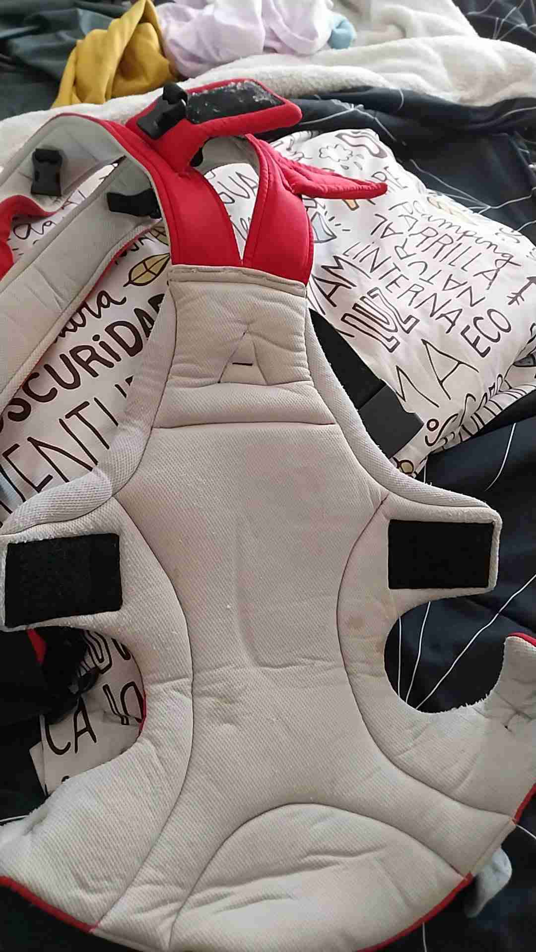 Mochila portabebé roja Bebesit - miniatura 2