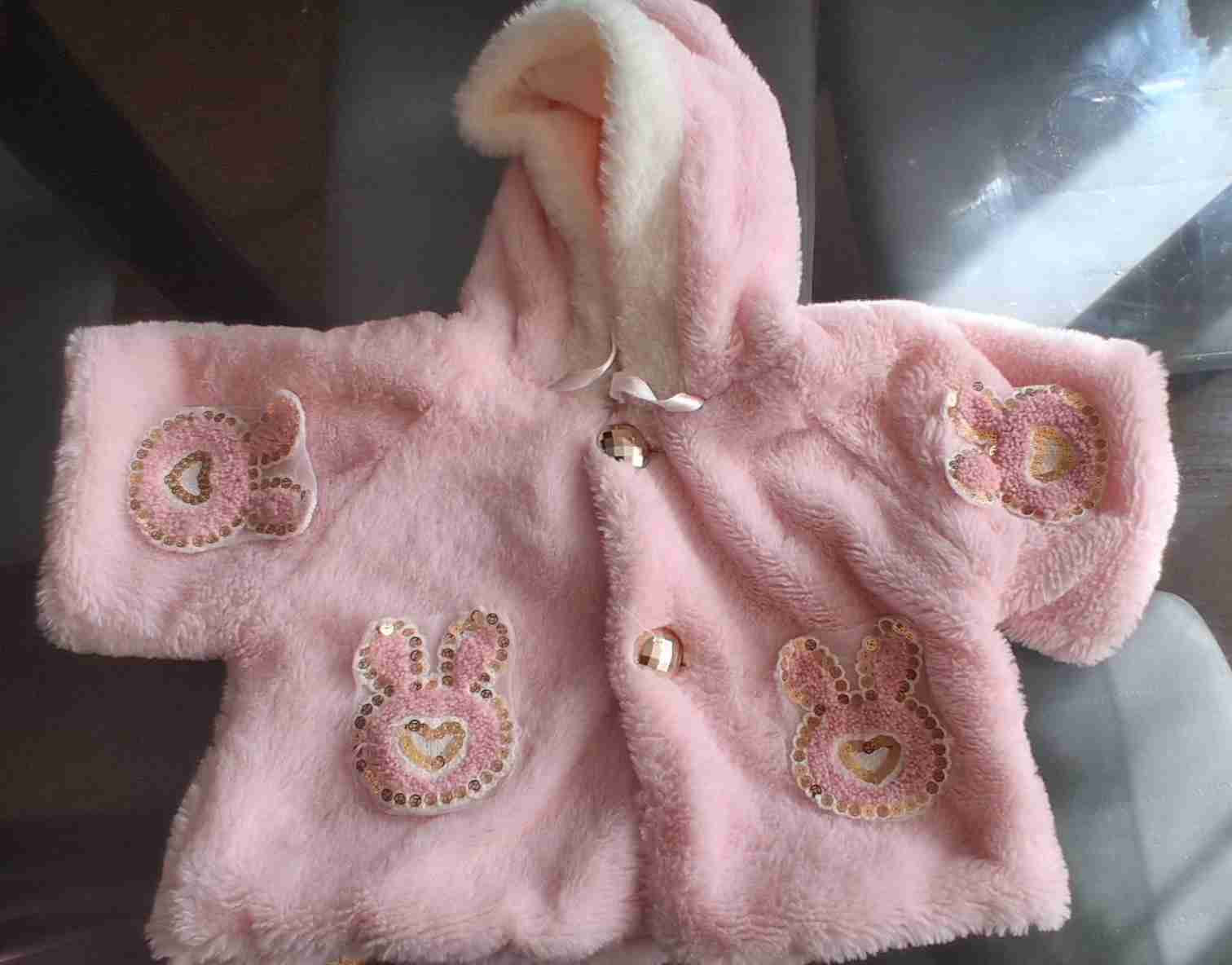 Abrigo rosado con capucha infantil