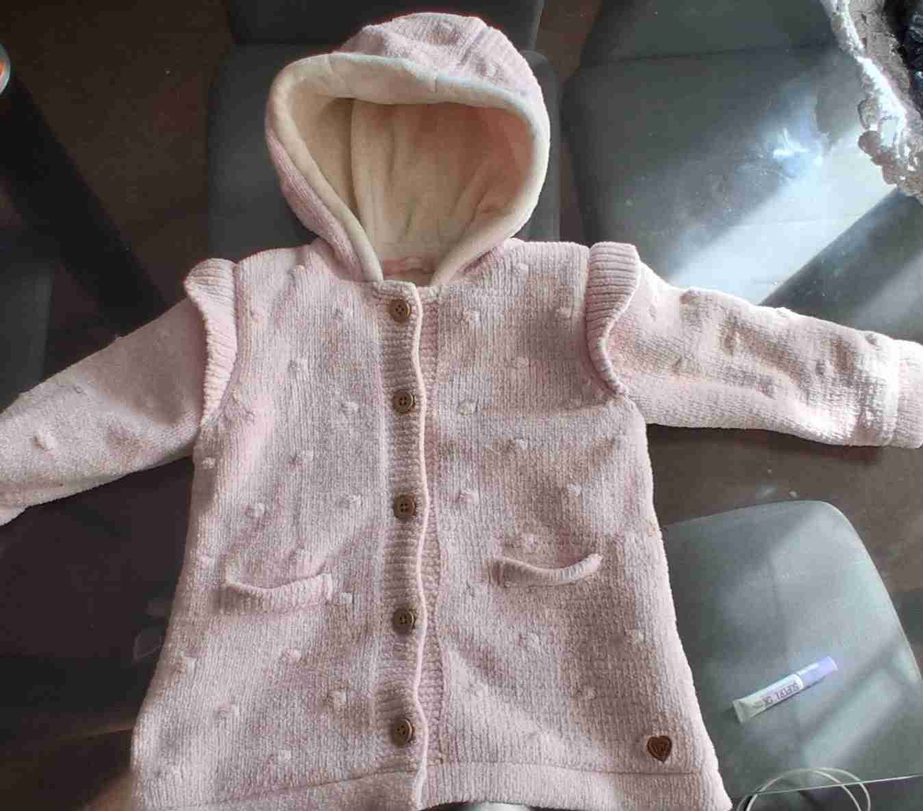 Chaqueta rosada para bebé con capucha