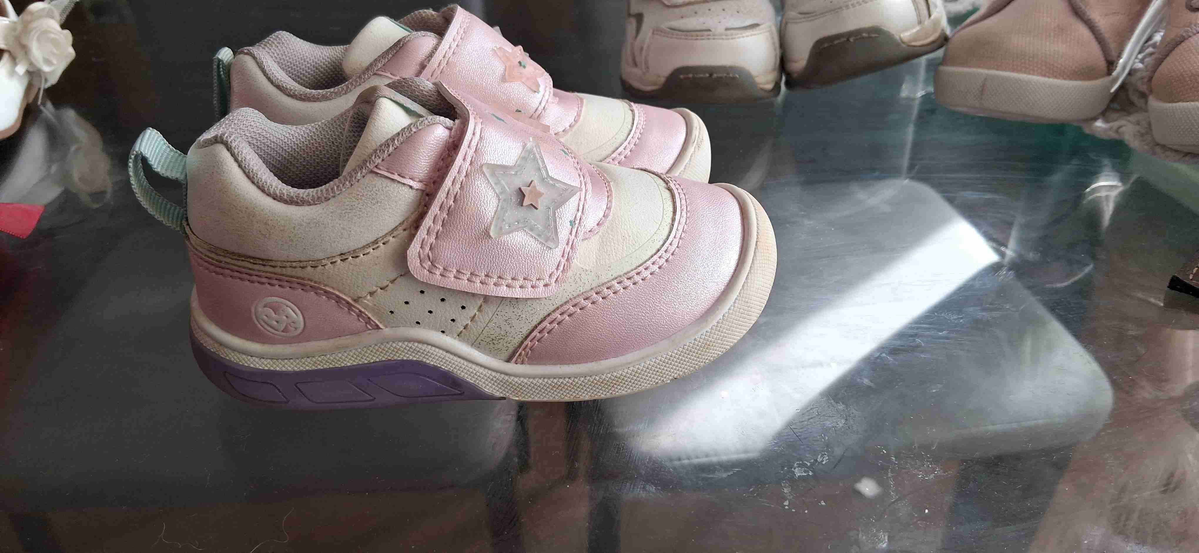 Zapatillas de bebé rosadas con velcro