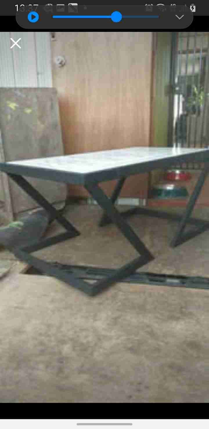 Mesa moderna de metal - miniatura 1