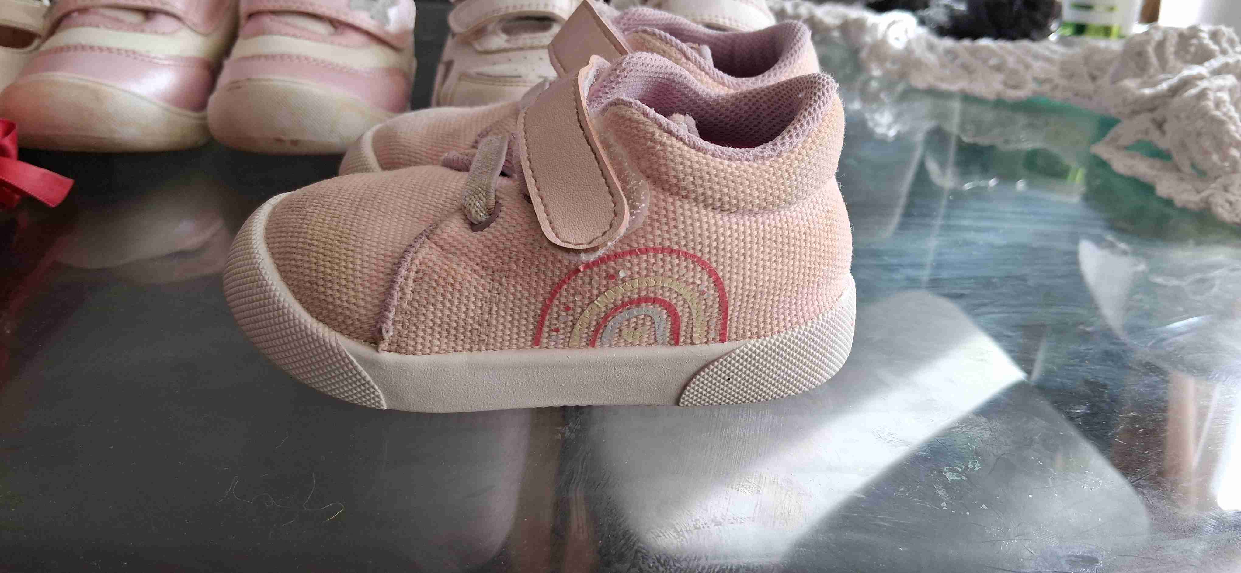 Zapatos infantiles rosados con arcoíris