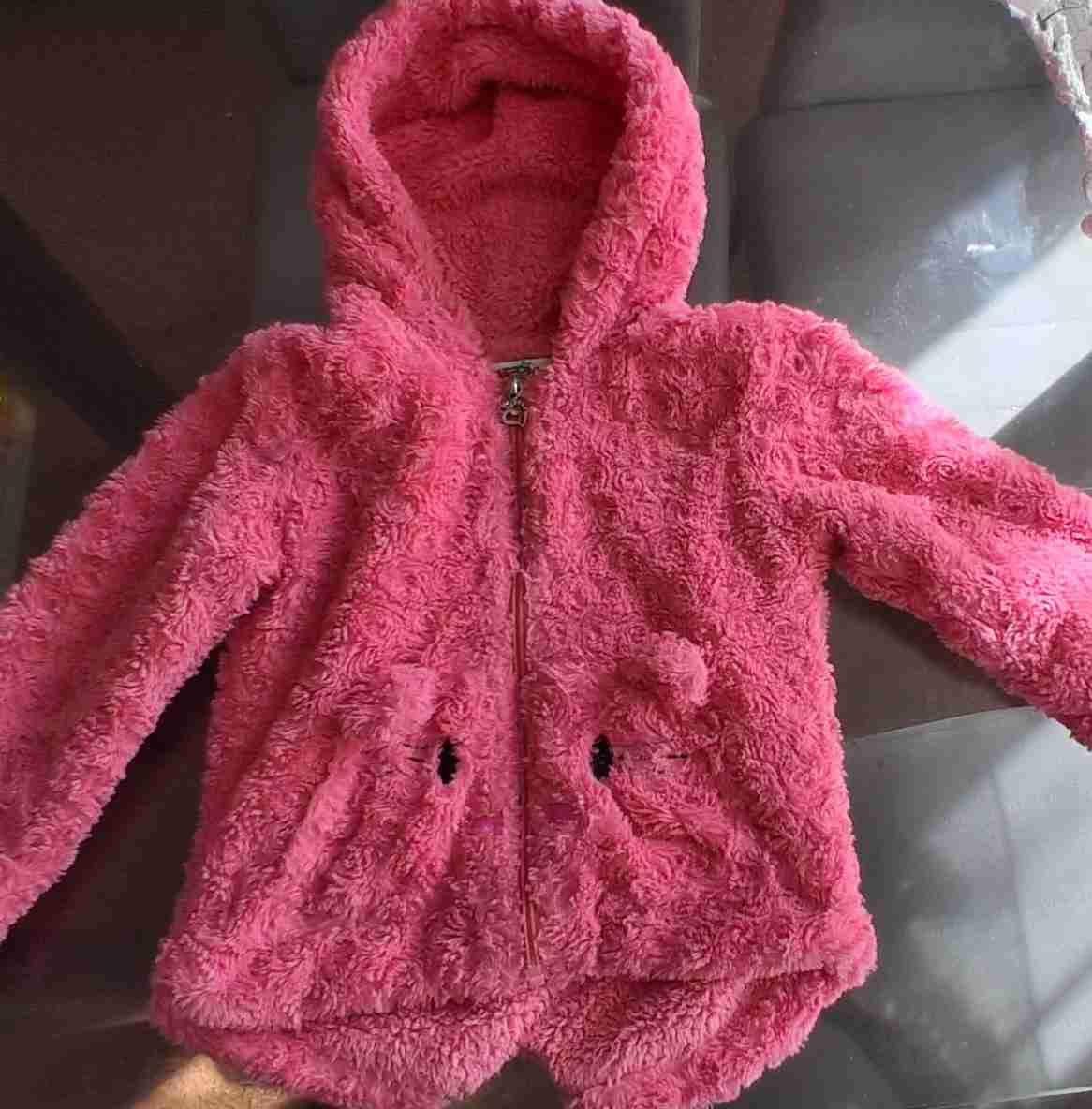 Chaqueta rosada con capucha
