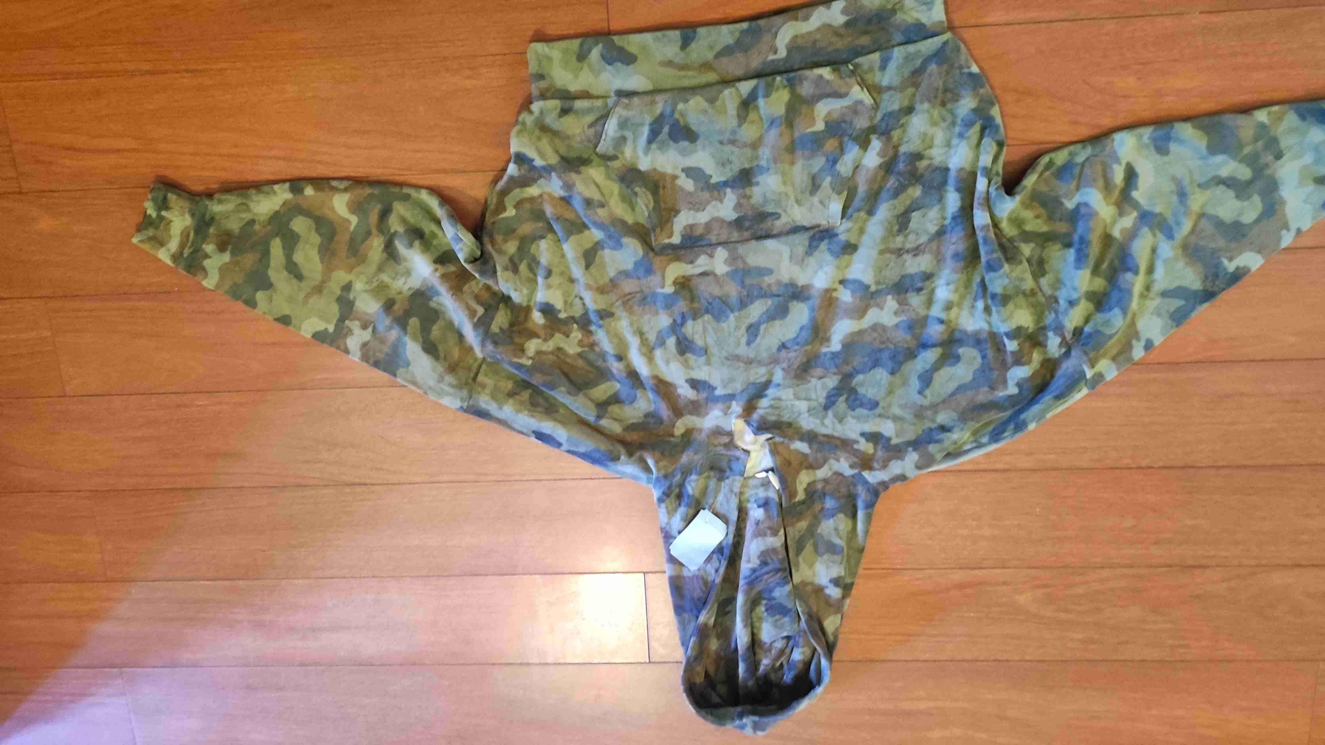 Polerón camuflado con capucha