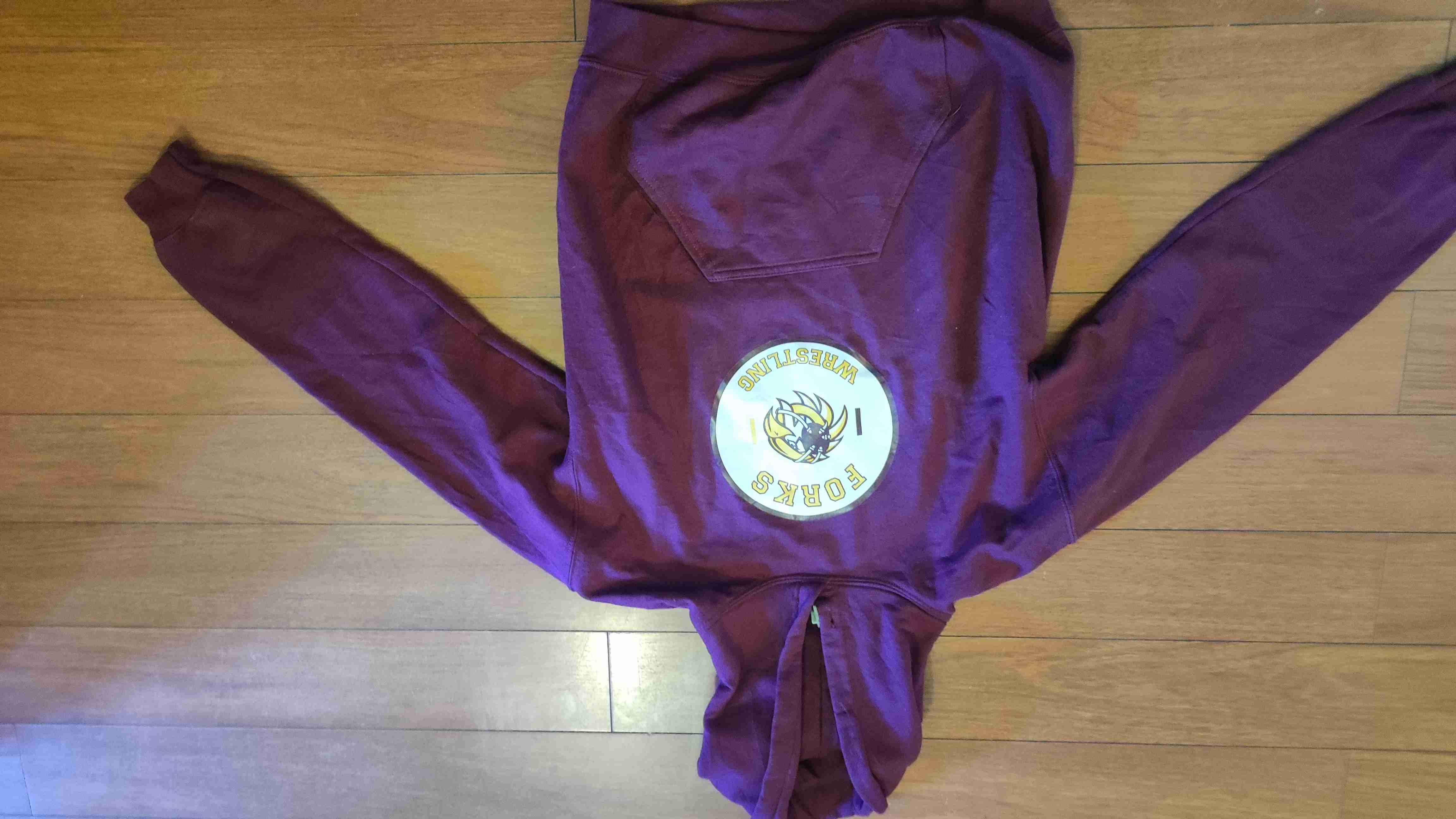 Polerón morado con capucha