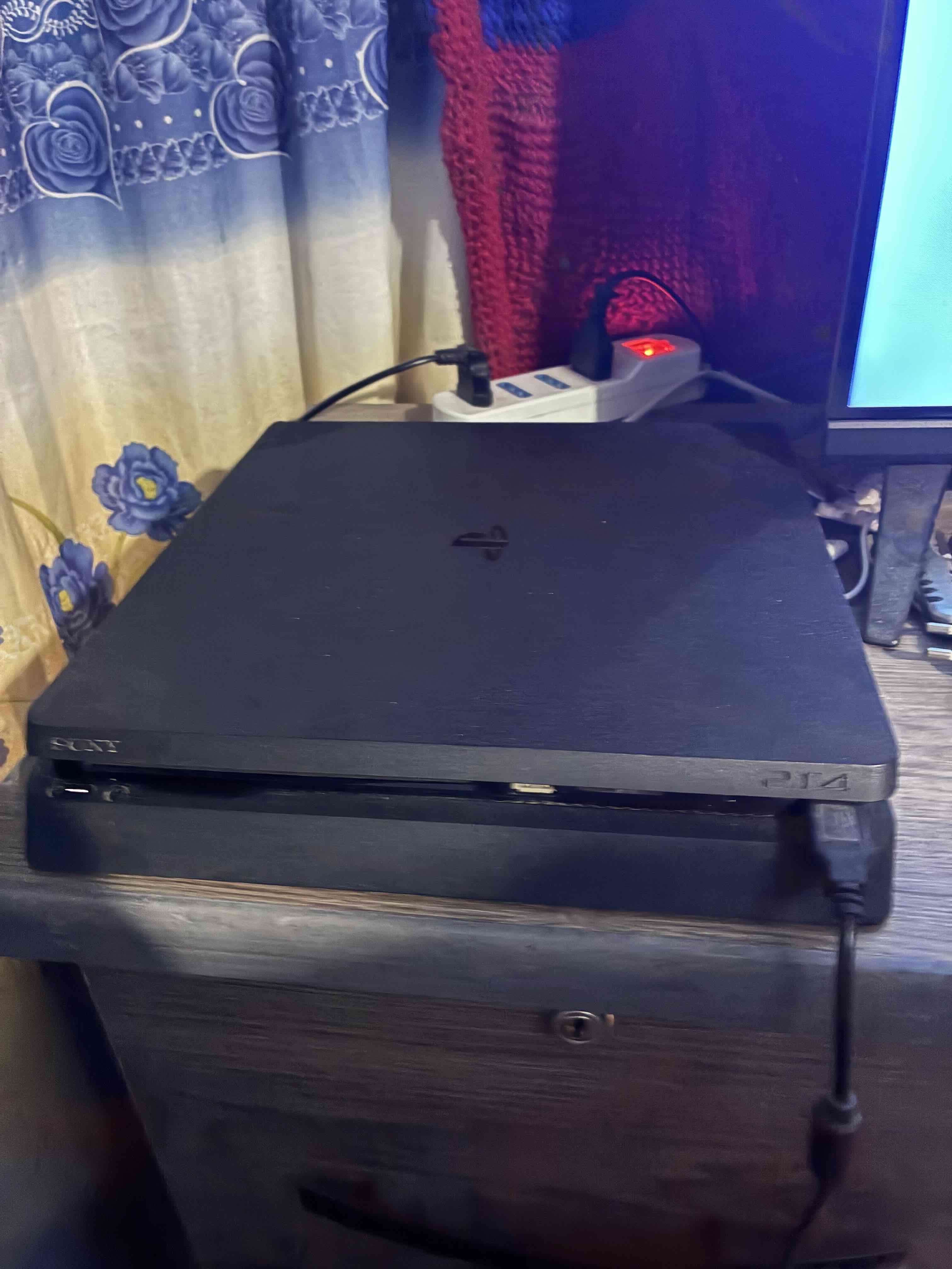 Consola PS4 Slim negra - miniatura 1