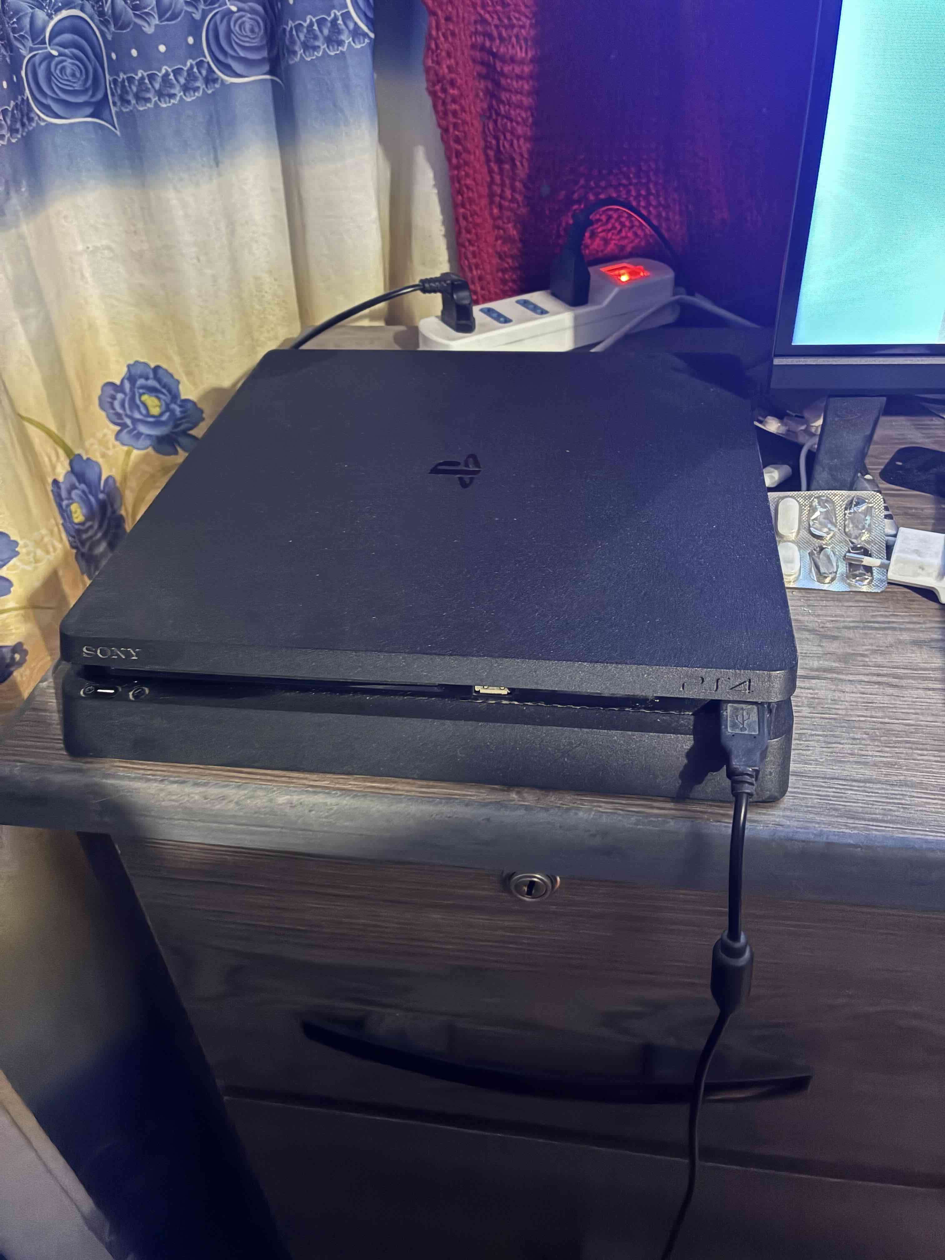 Consola PS4 Slim negra - miniatura 2