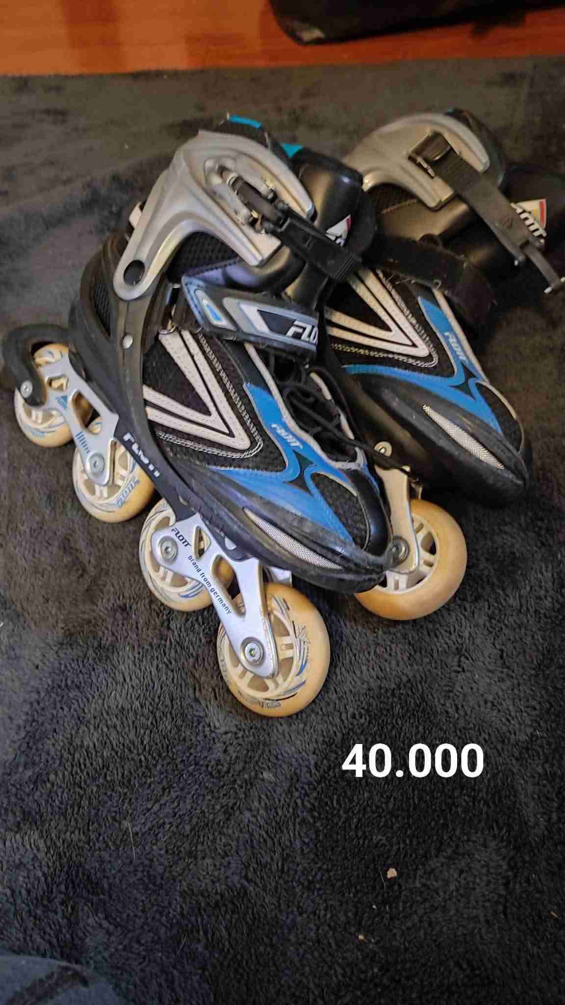 Patines en línea negros y azules