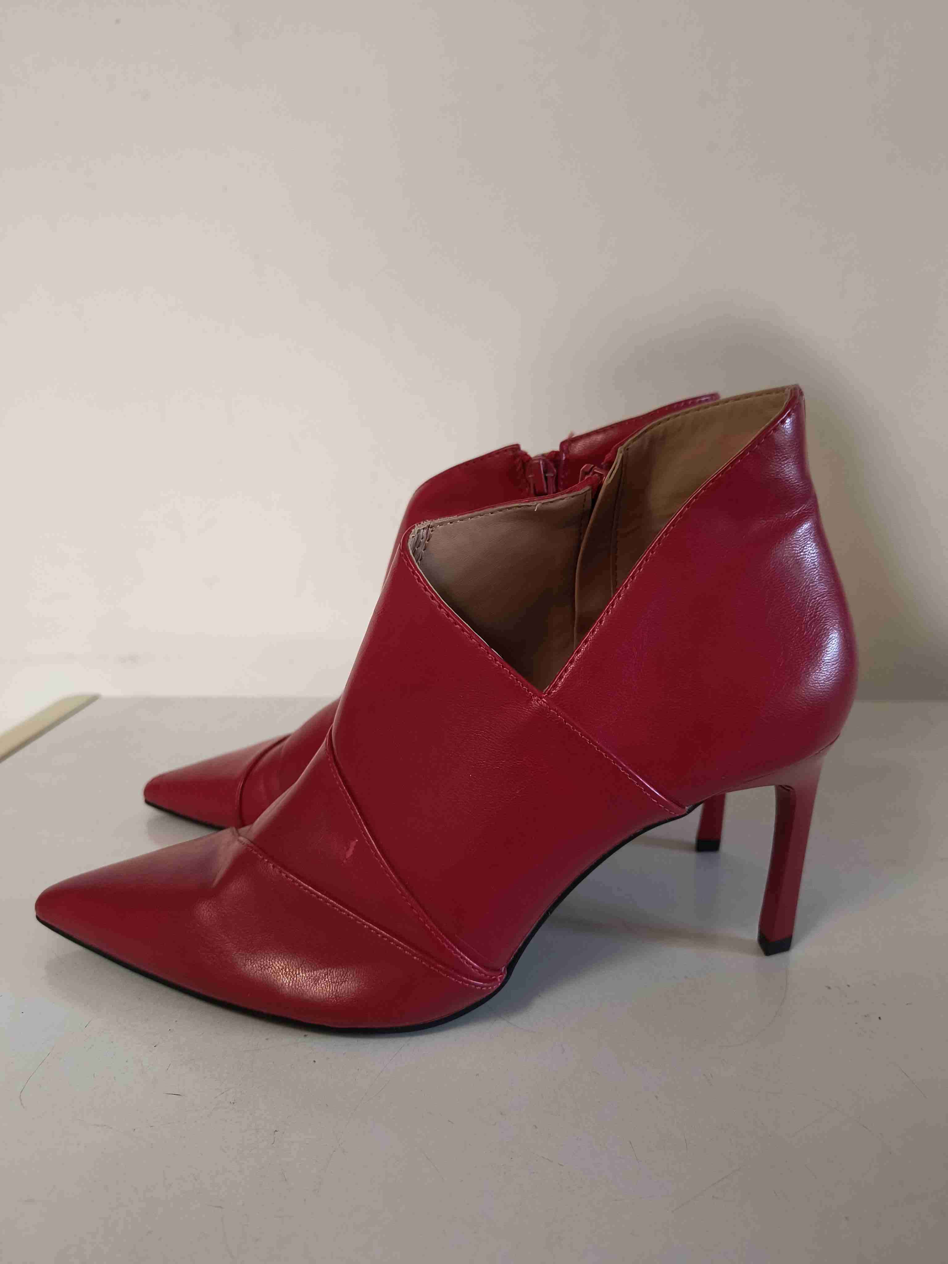 Botines rojos de taco alto marca Zara puro cuero - miniatura 2