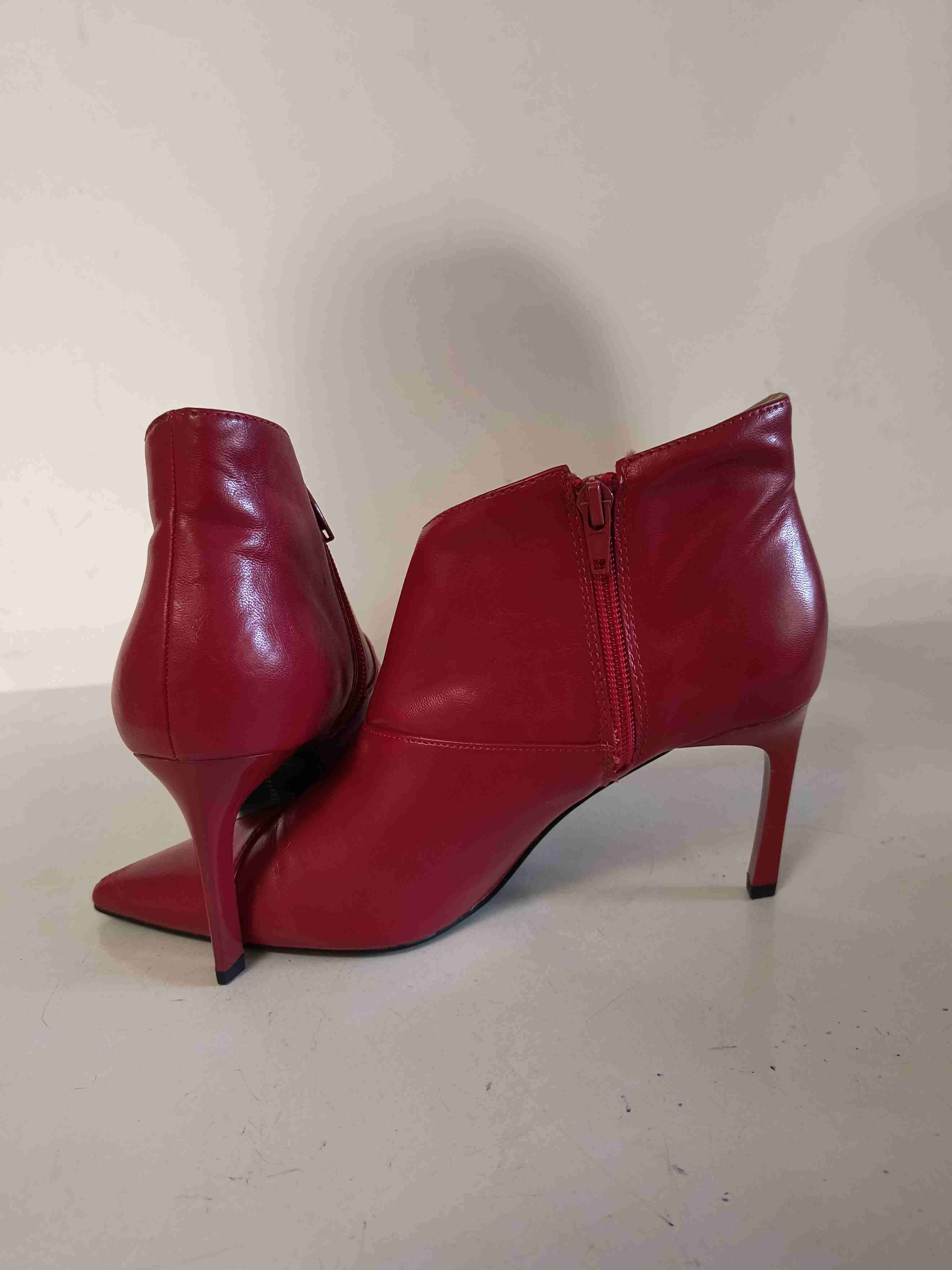 Botines rojos de taco alto marca Zara puro cuero - miniatura 3