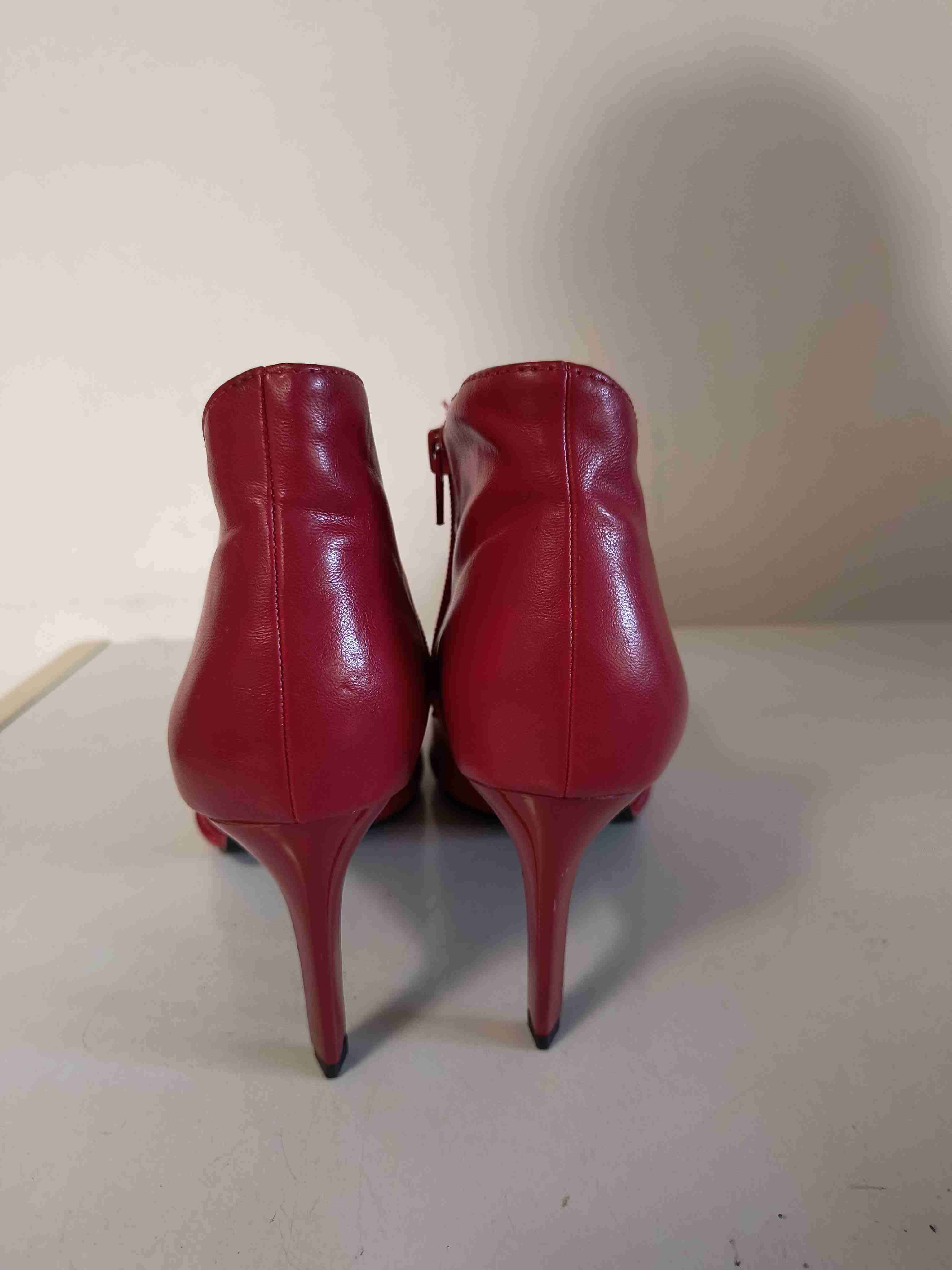Botines rojos de taco alto marca Zara puro cuero - miniatura 4