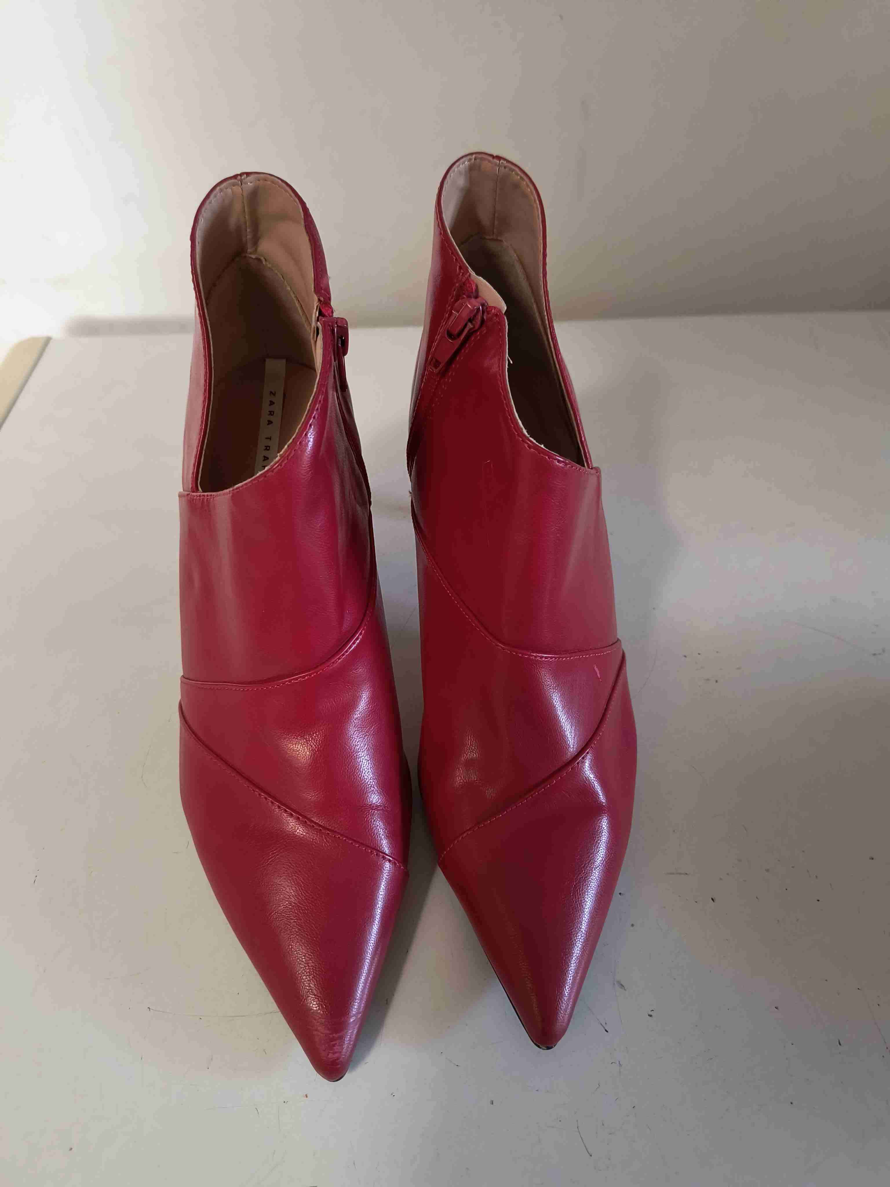 Botines rojos de taco alto marca Zara puro cuero - miniatura 5