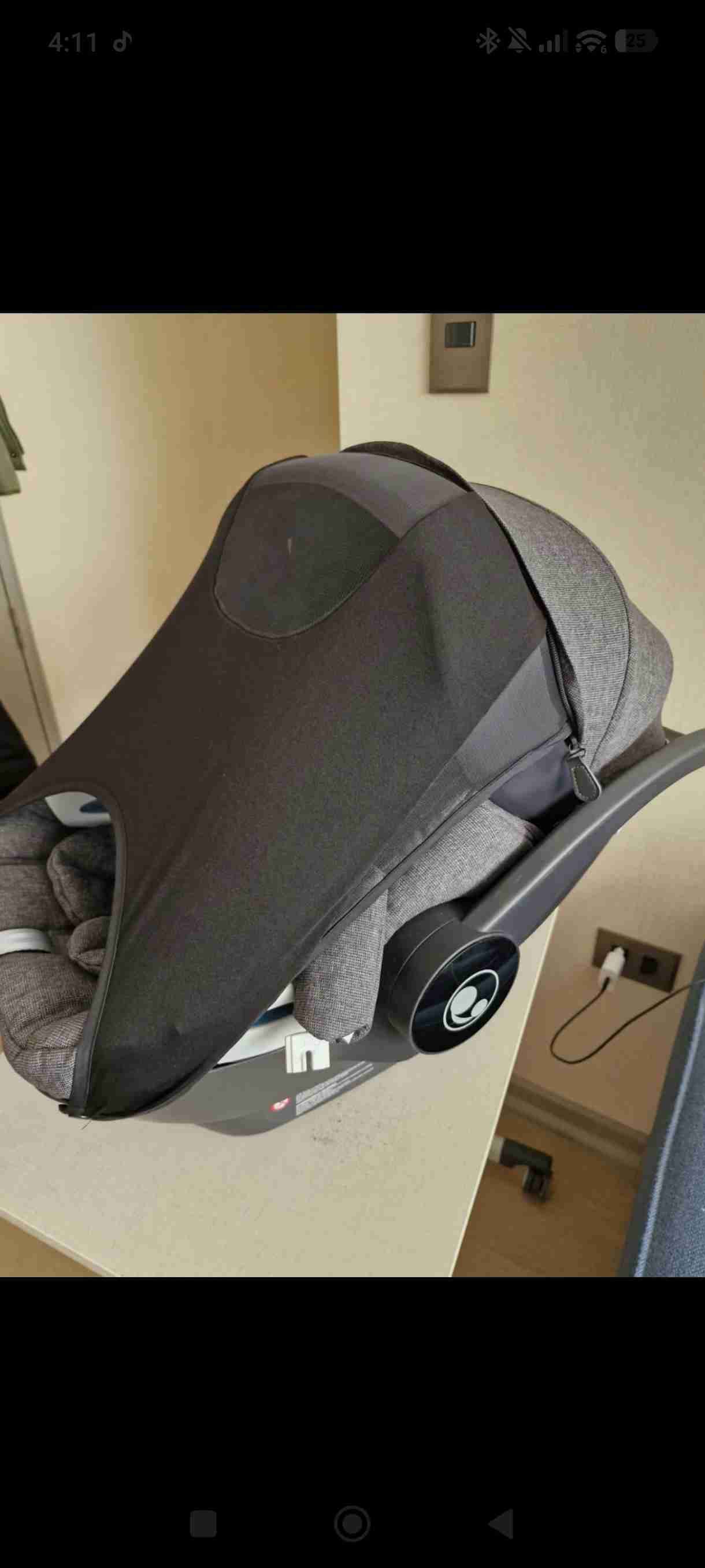 Silla de auto para bebé gris - miniatura 2