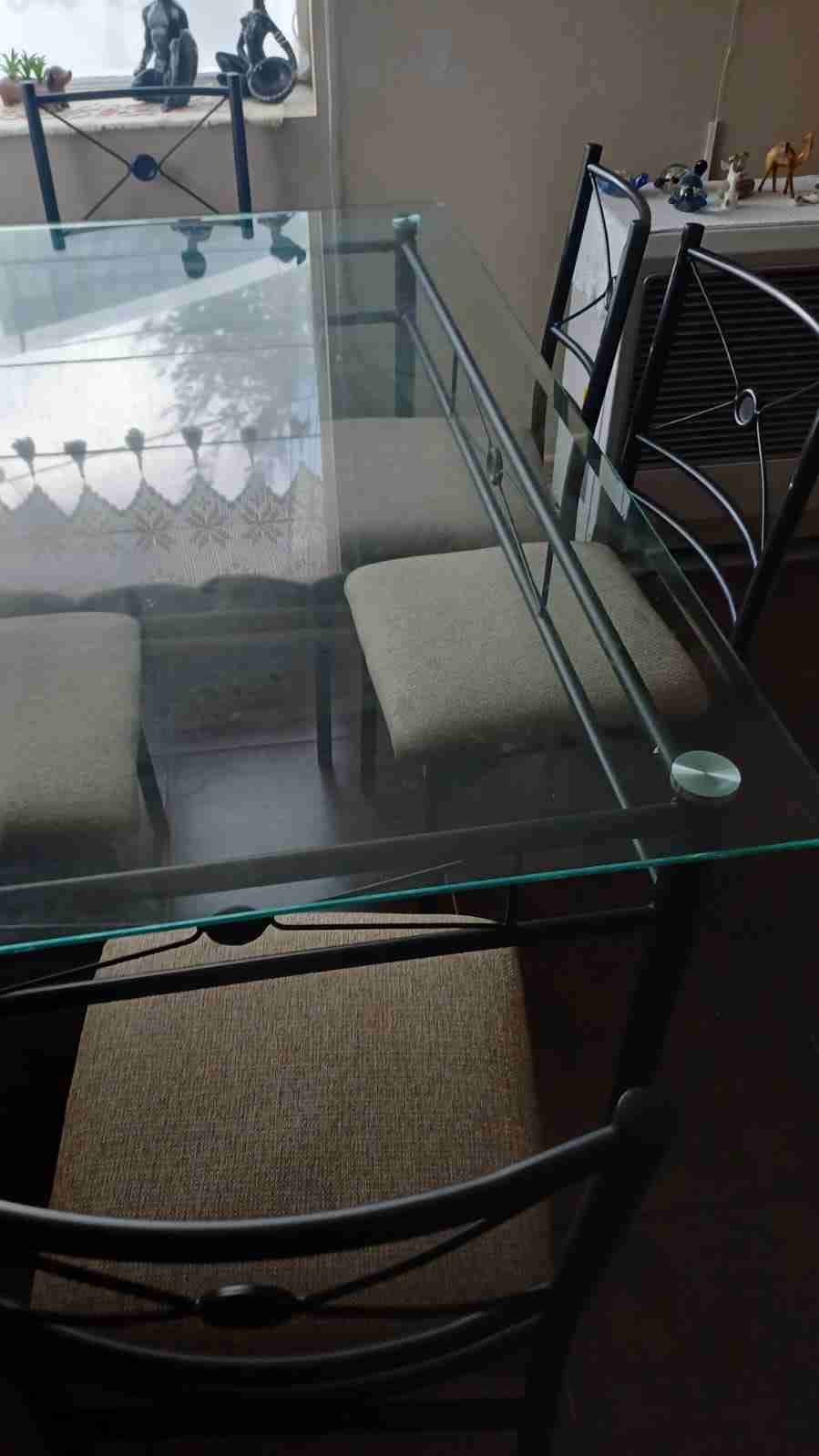 Mesa de vidrio con sillas - miniatura 2