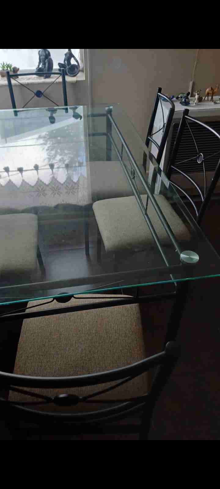 Mesa de vidrio con sillas - miniatura 3