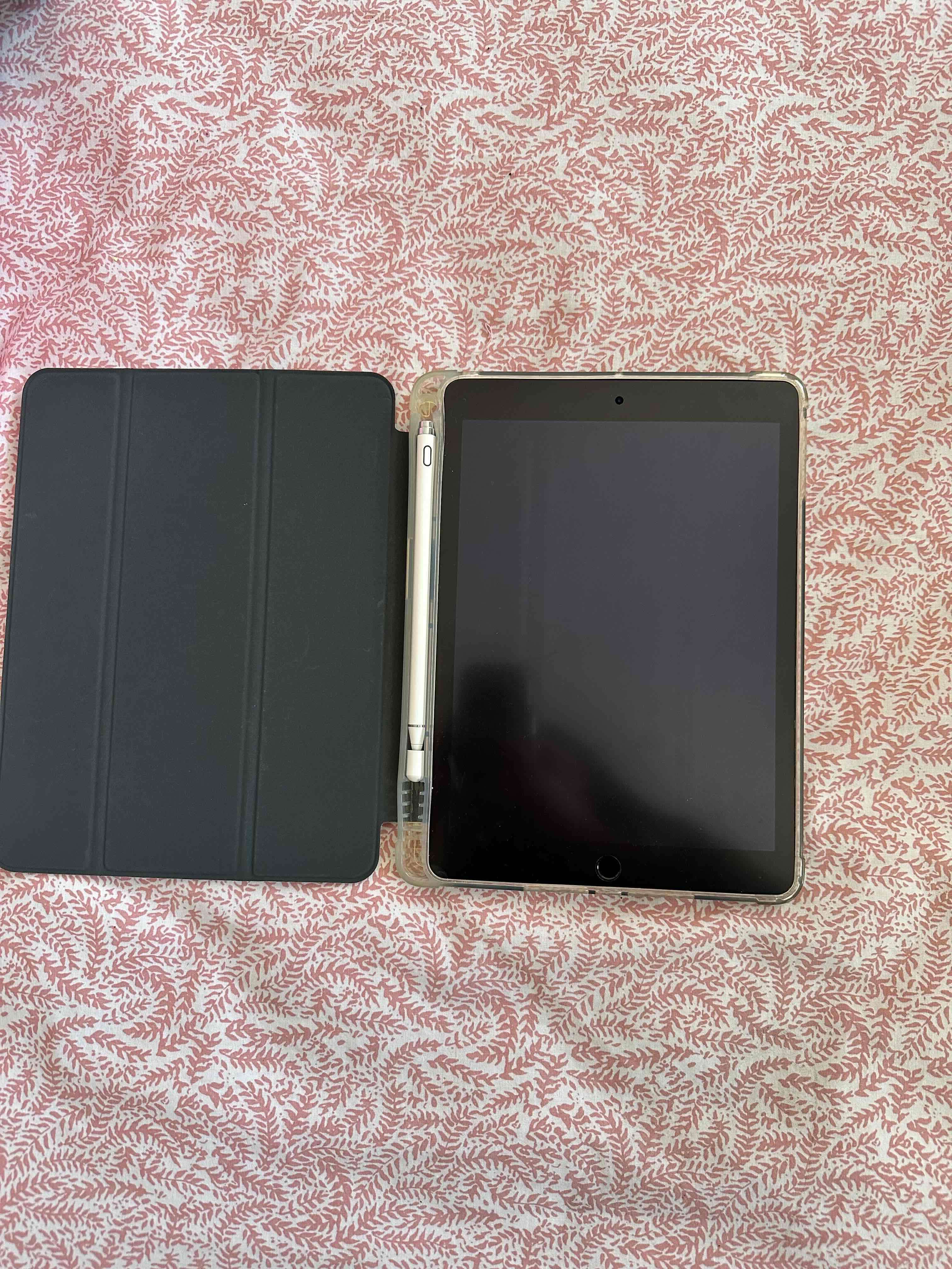 iPad con funda y lápiz - miniatura 1