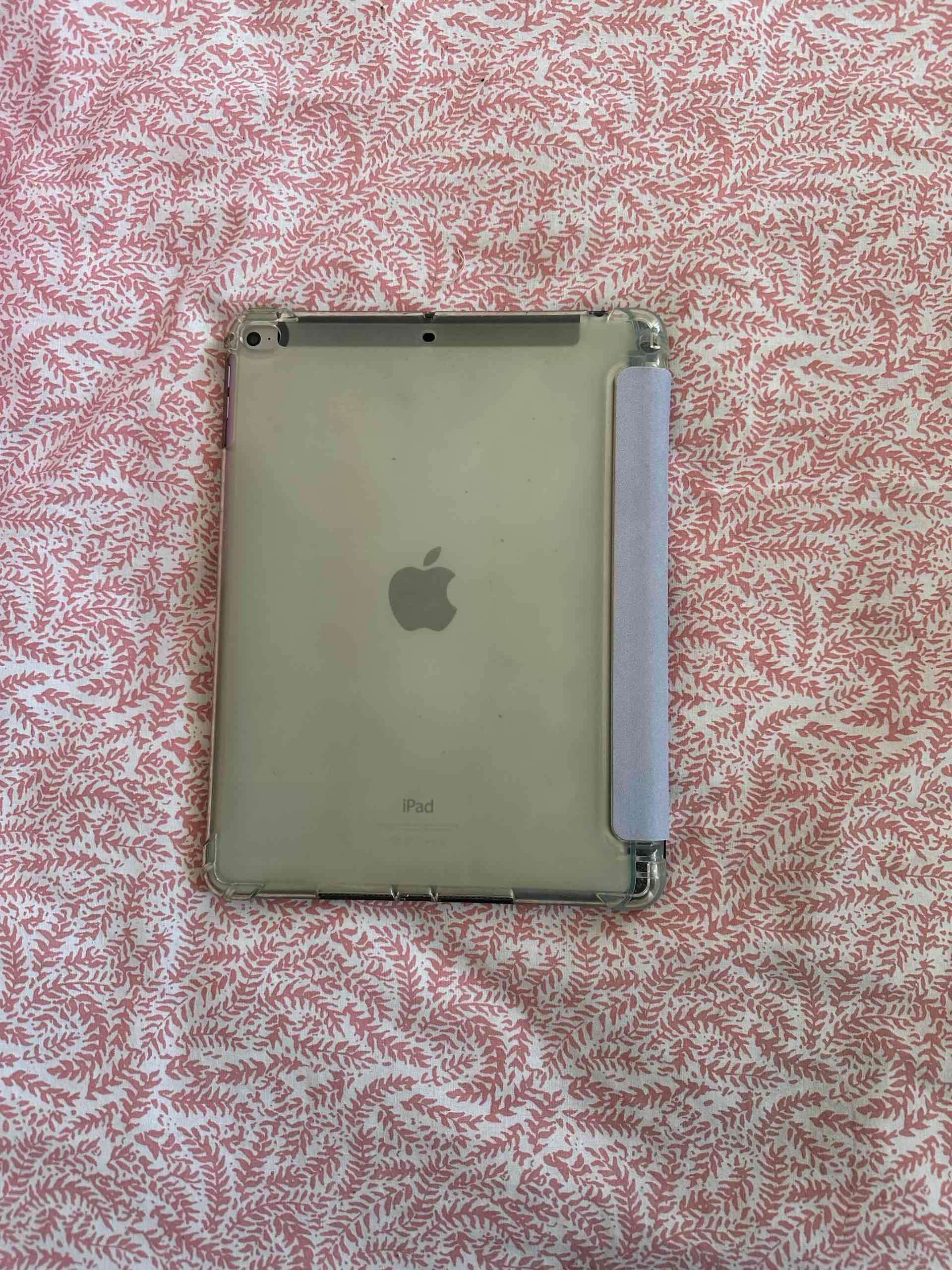 iPad con funda y lápiz - miniatura 2