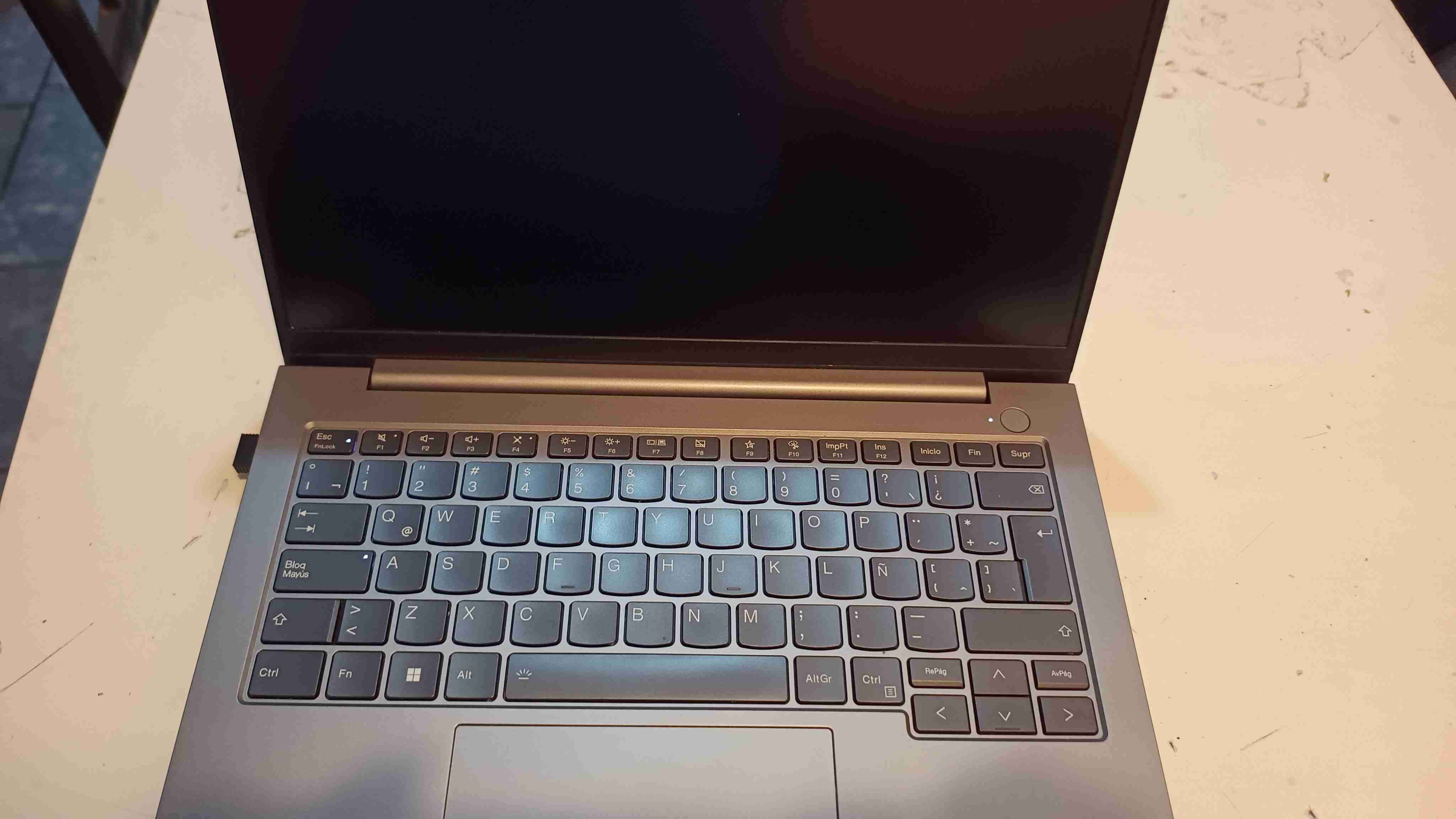 Notebook Lenovo ThinkPad con accesorios - miniatura 6