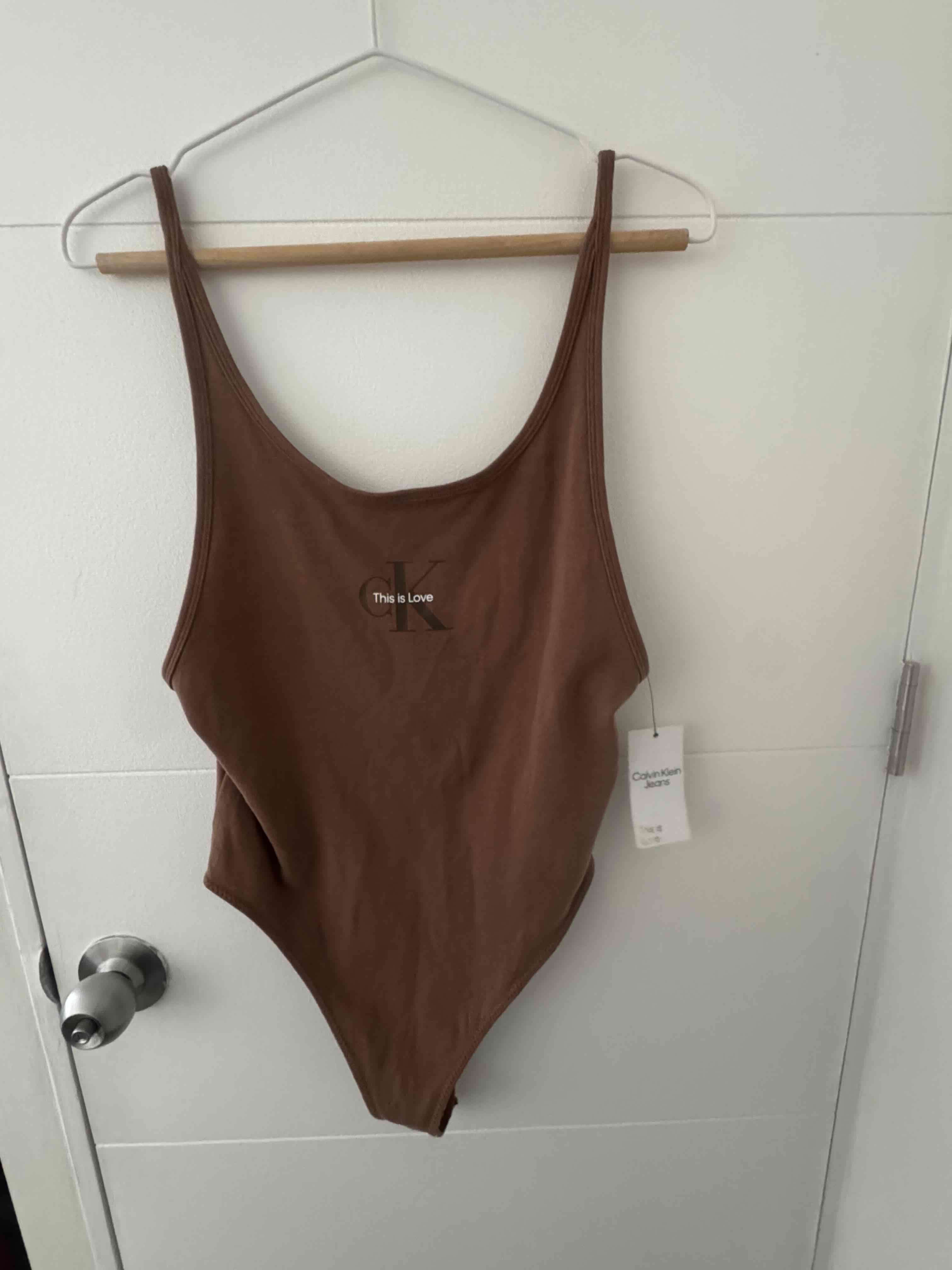 Body CK color marrón con etiqueta - miniatura 3