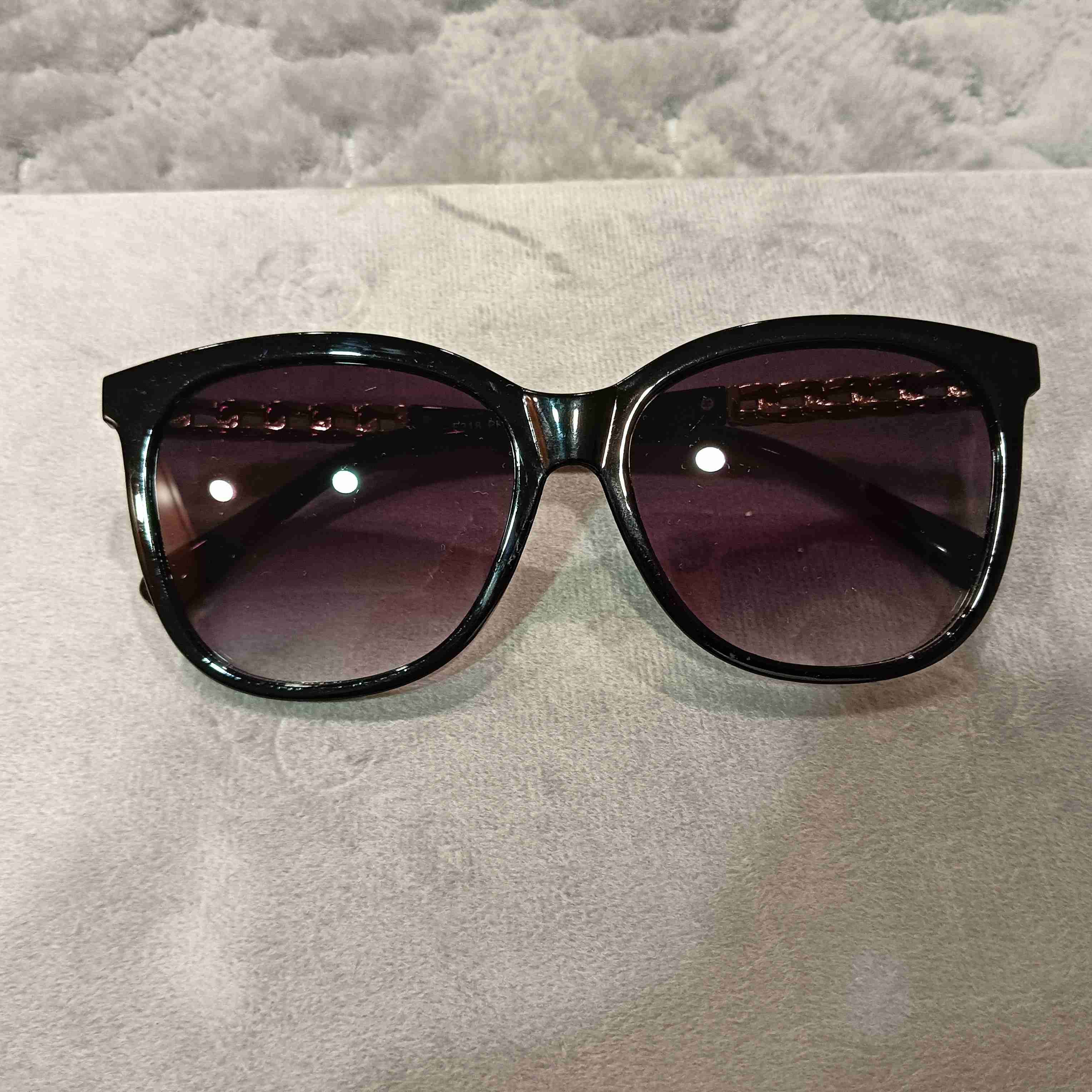 Lentes de Sol Negros Elegante con dorado - miniatura 2