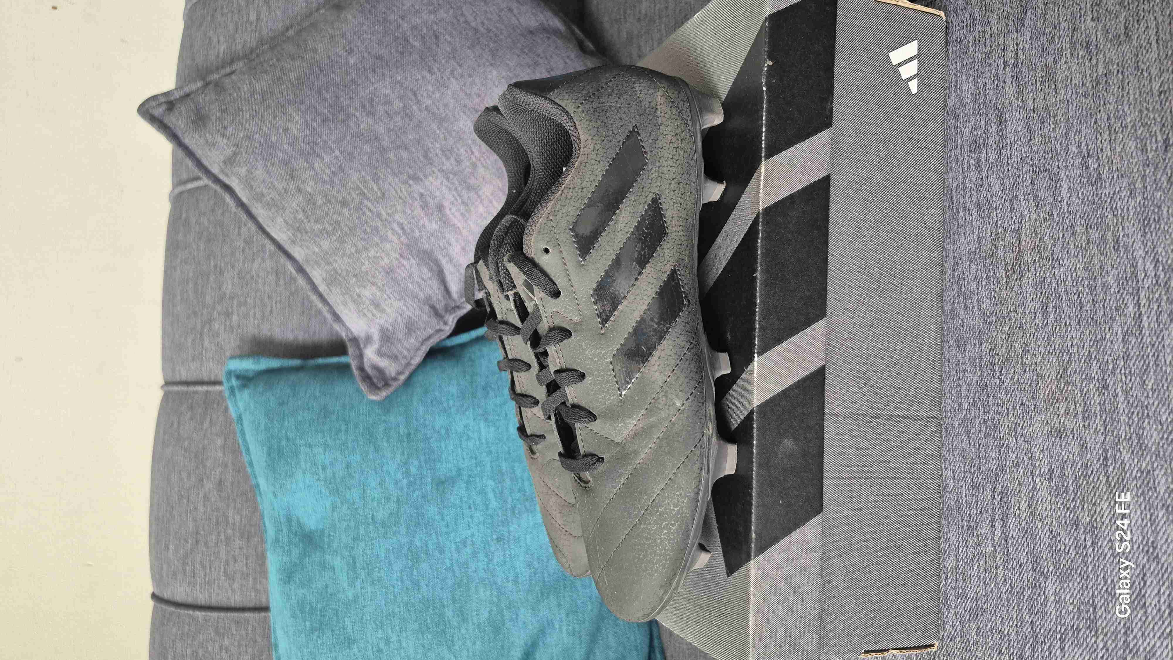 Botines Adidas negros para fútbol - miniatura 4