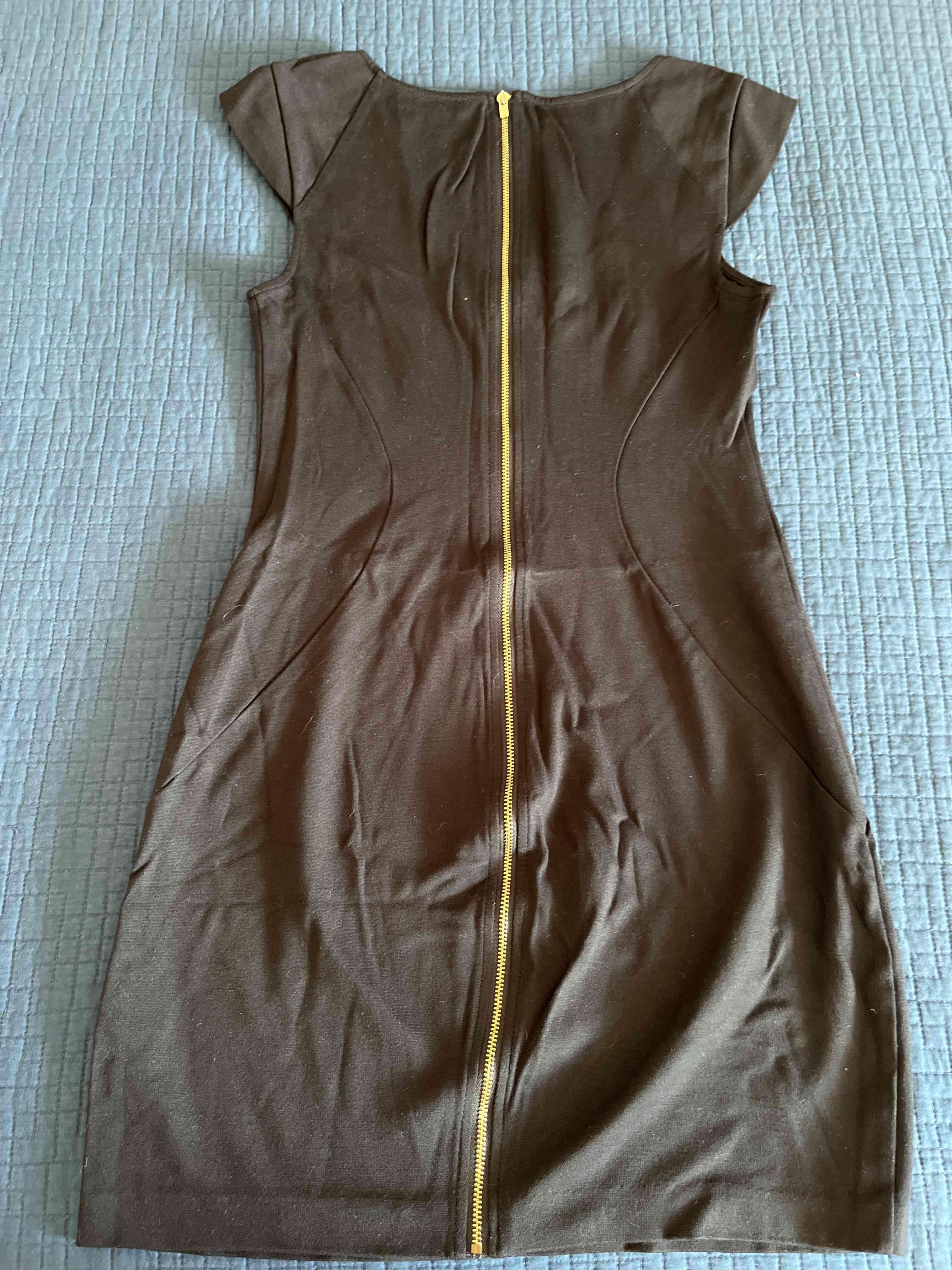 Vestido negro con cierre dorado - miniatura 2