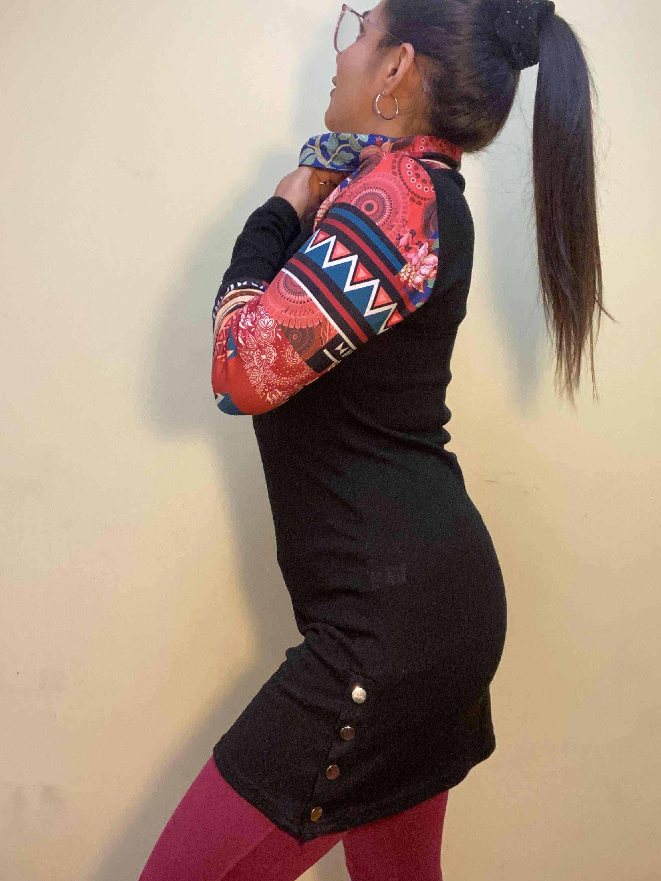 Vestido negro con estampado floral - miniatura 3