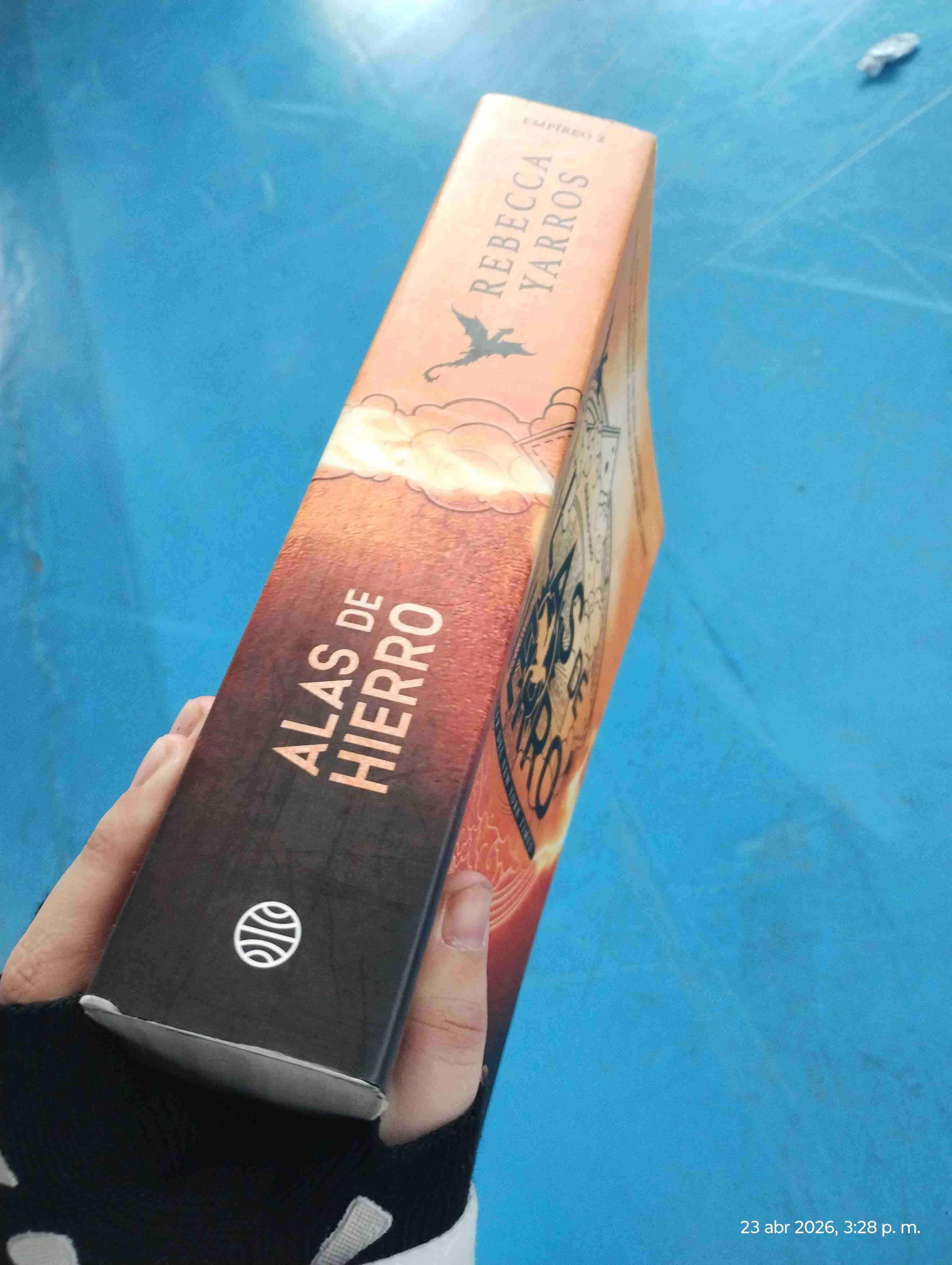 Libro 'Alas de Hierro' Rebecca Yarros - miniatura 2