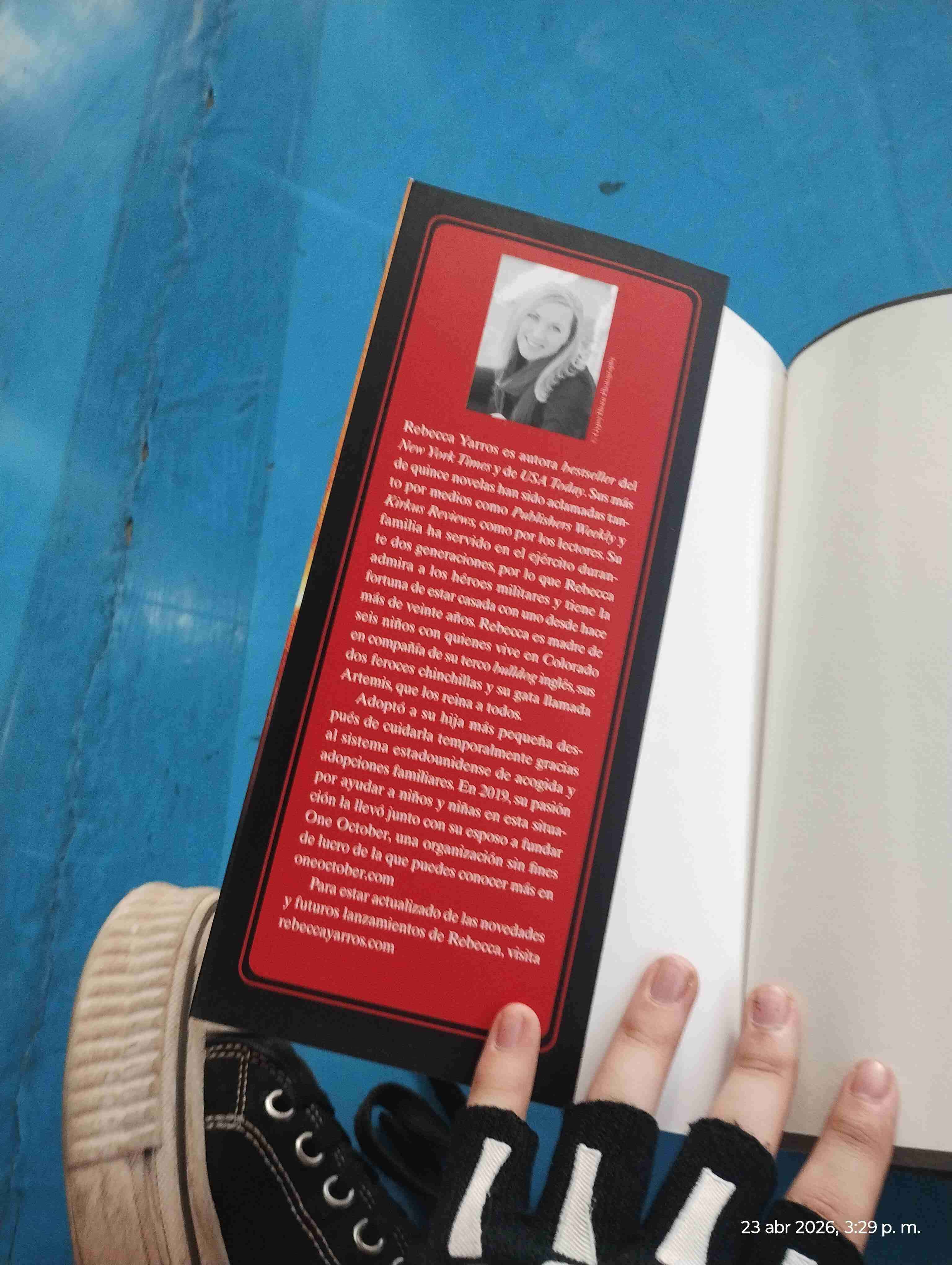 Libro 'Alas de Hierro' Rebecca Yarros - miniatura 4