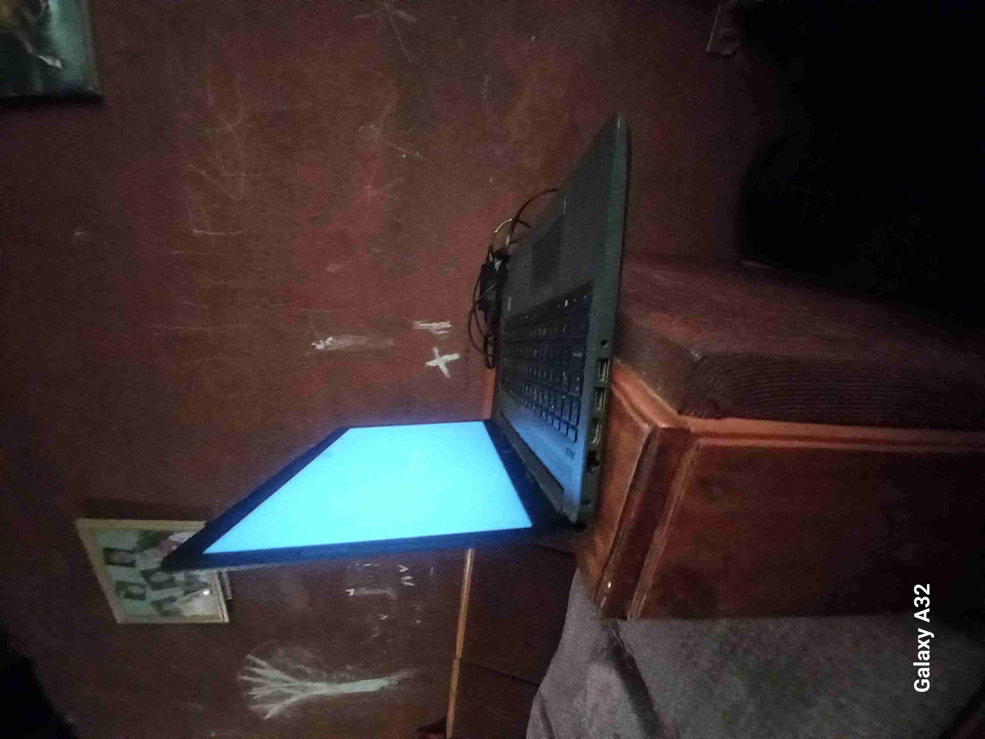 Laptop HP en buen estado - miniatura 3