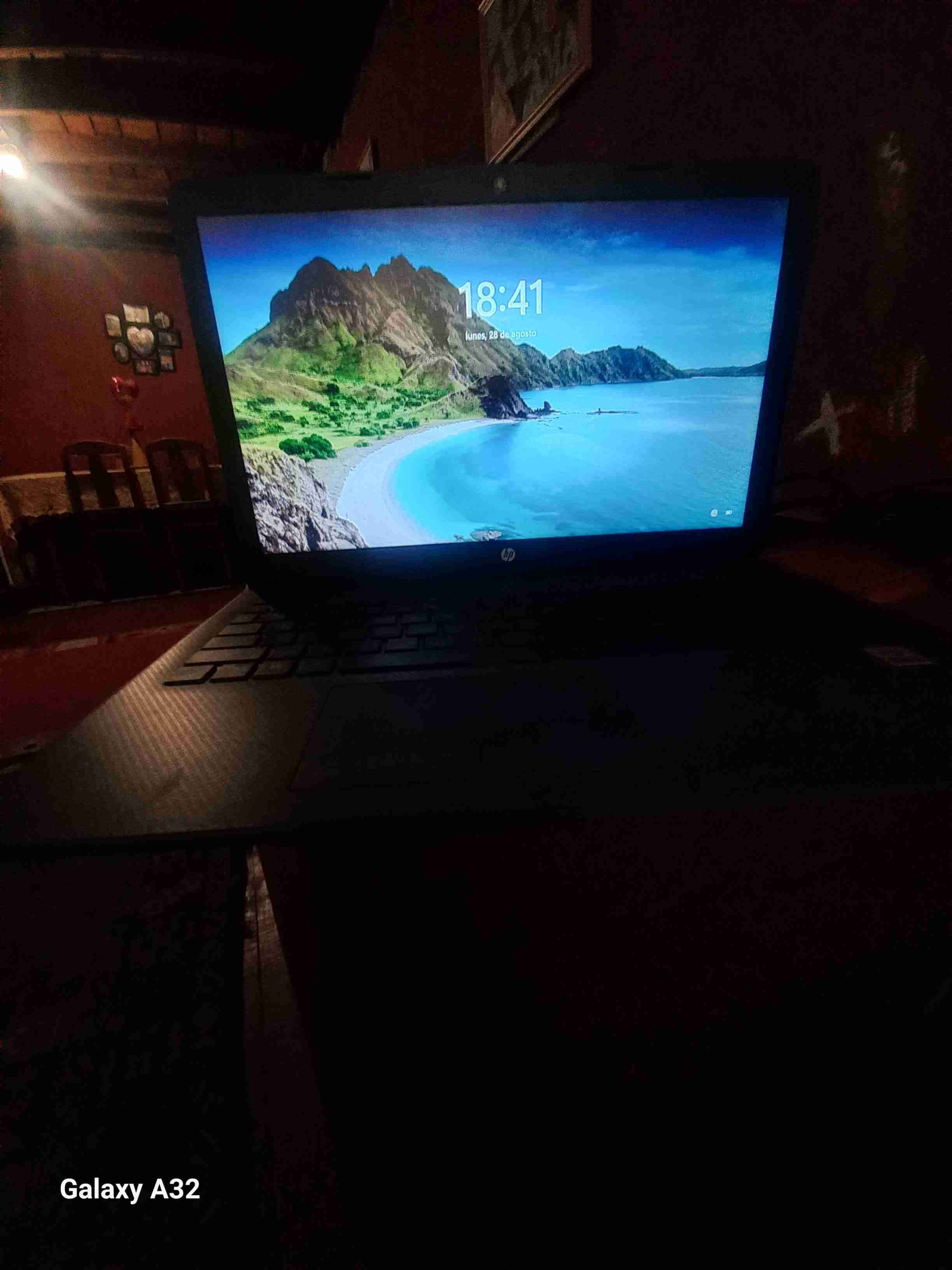 Laptop HP en buen estado - miniatura 4