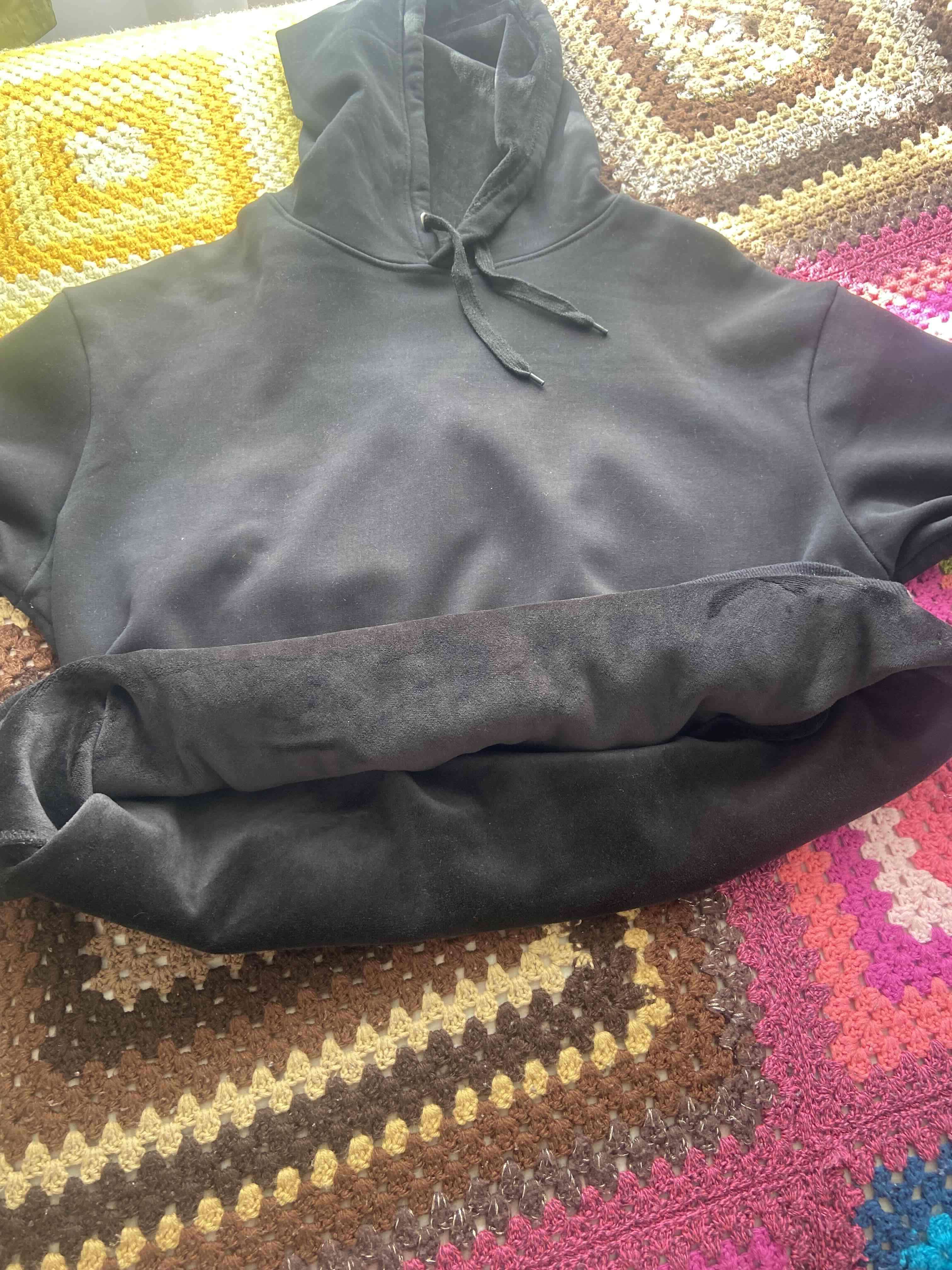 Polerón negro con capucha - miniatura 2