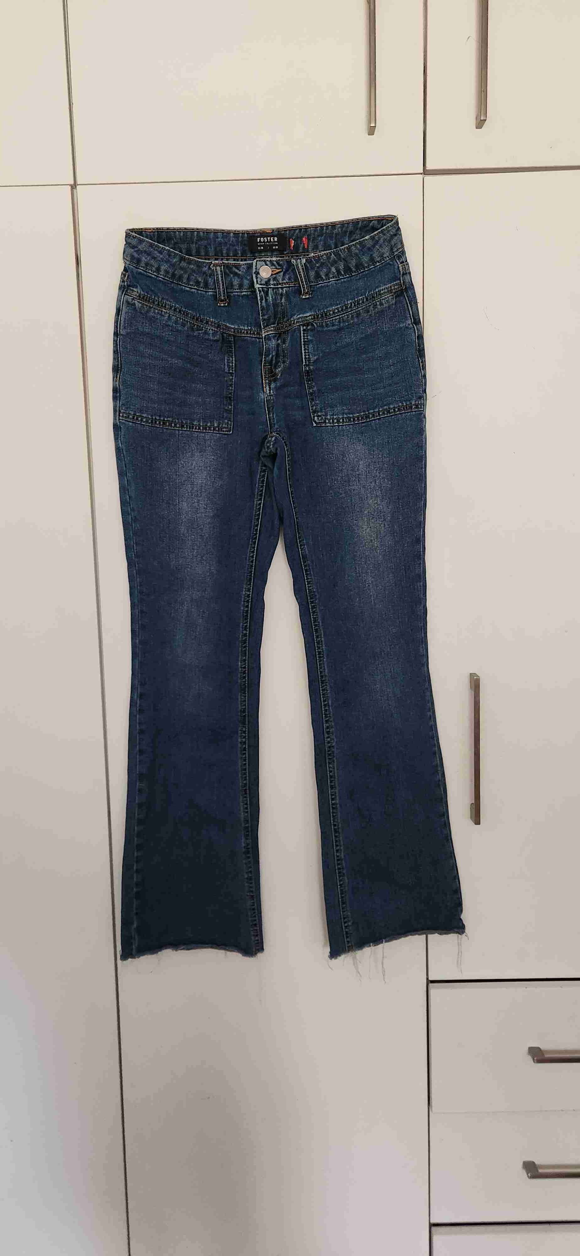 Jeans azules deshilachados - miniatura 2