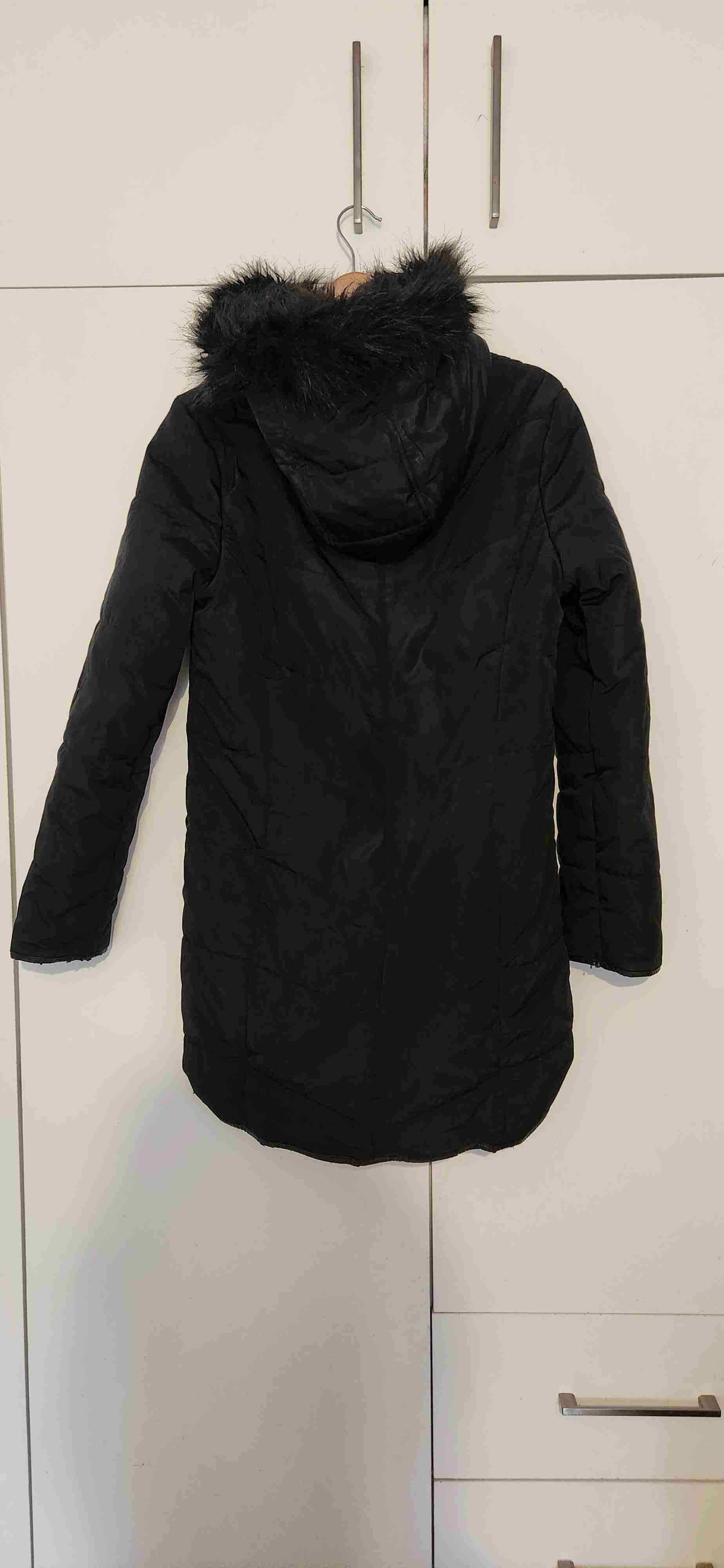 Abrigo negro con capucha de piel - miniatura 2