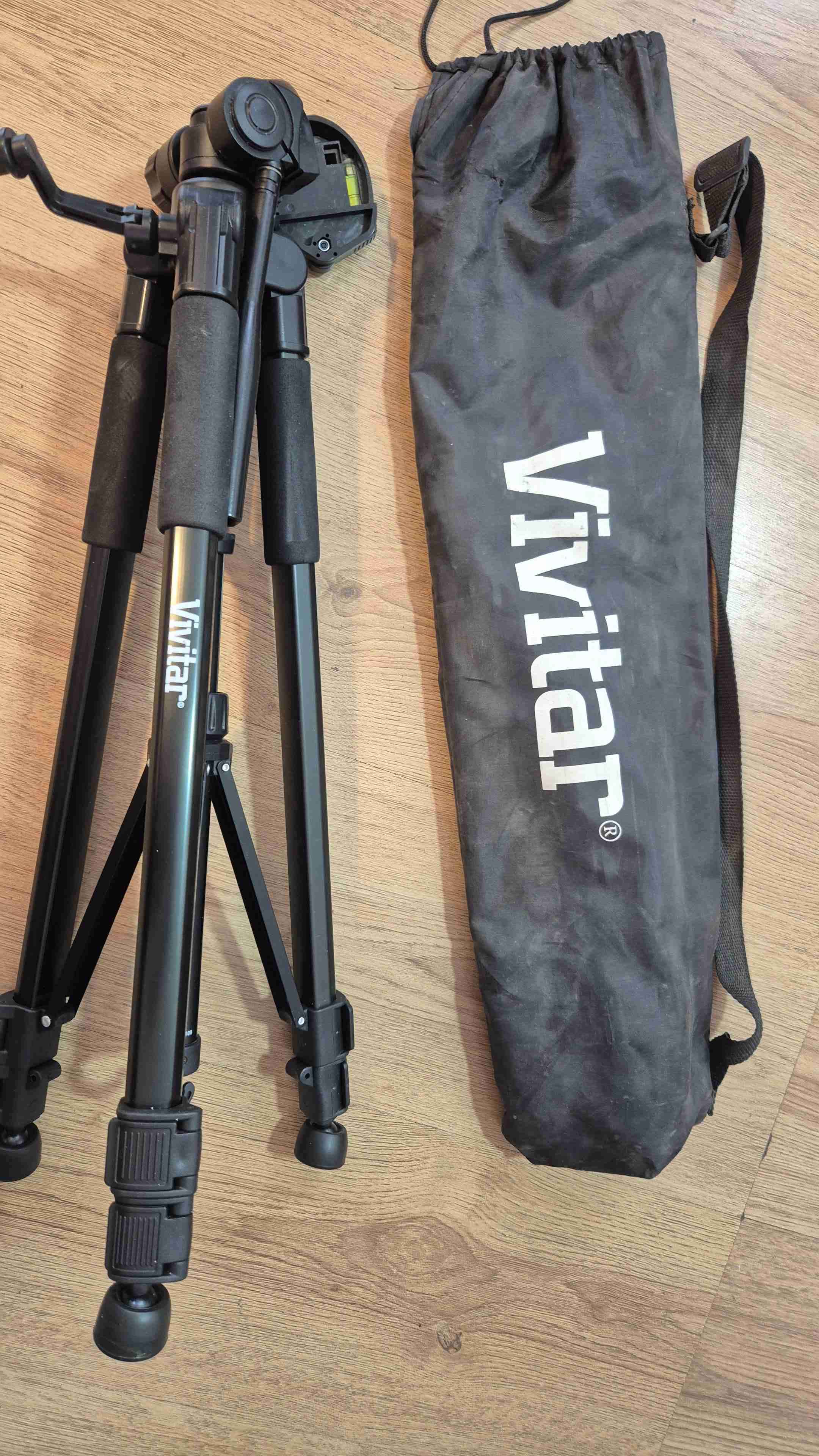 Trípode Vivitar con funda negra - miniatura 1