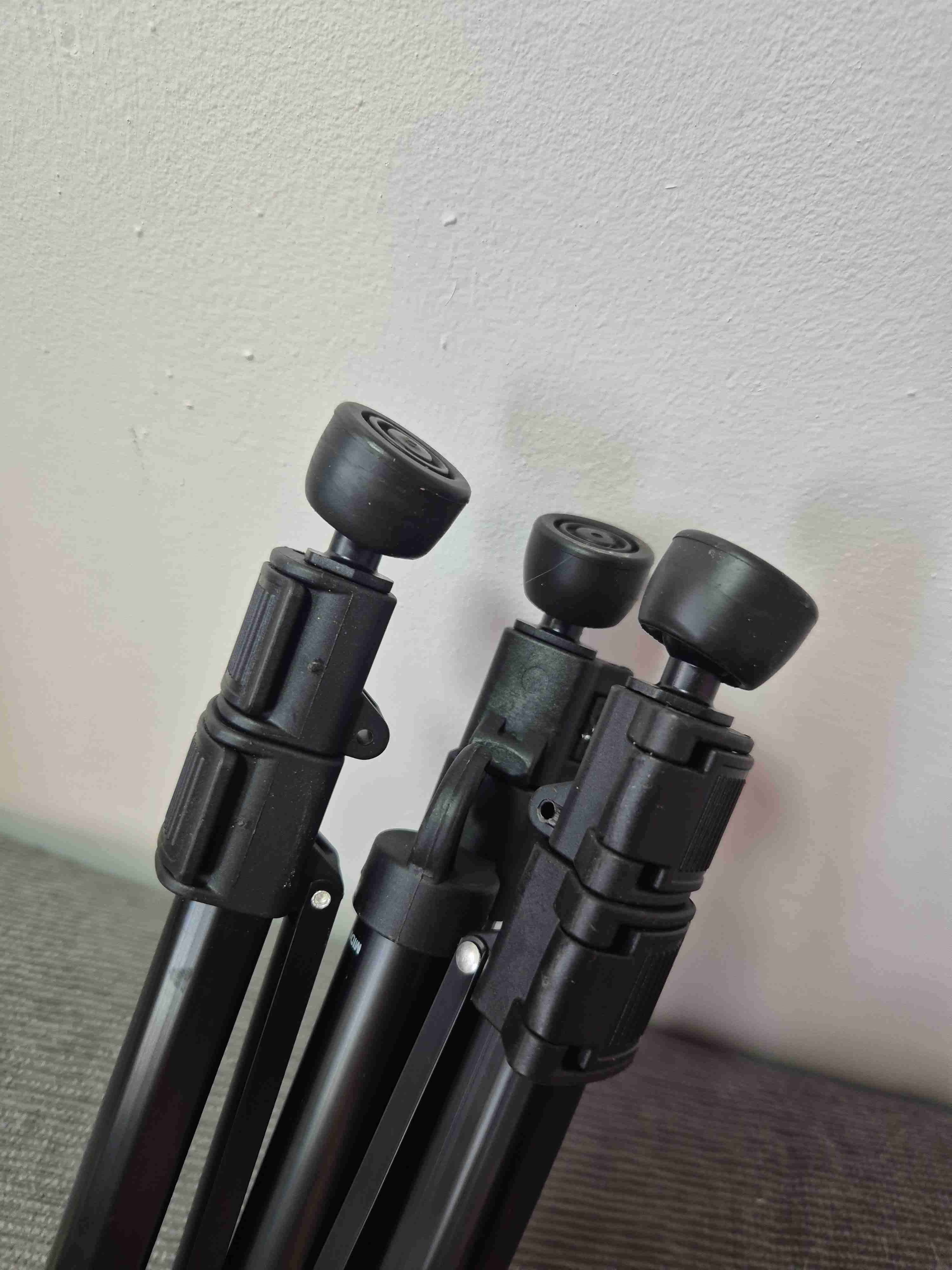 Trípode Vivitar con funda negra - miniatura 4