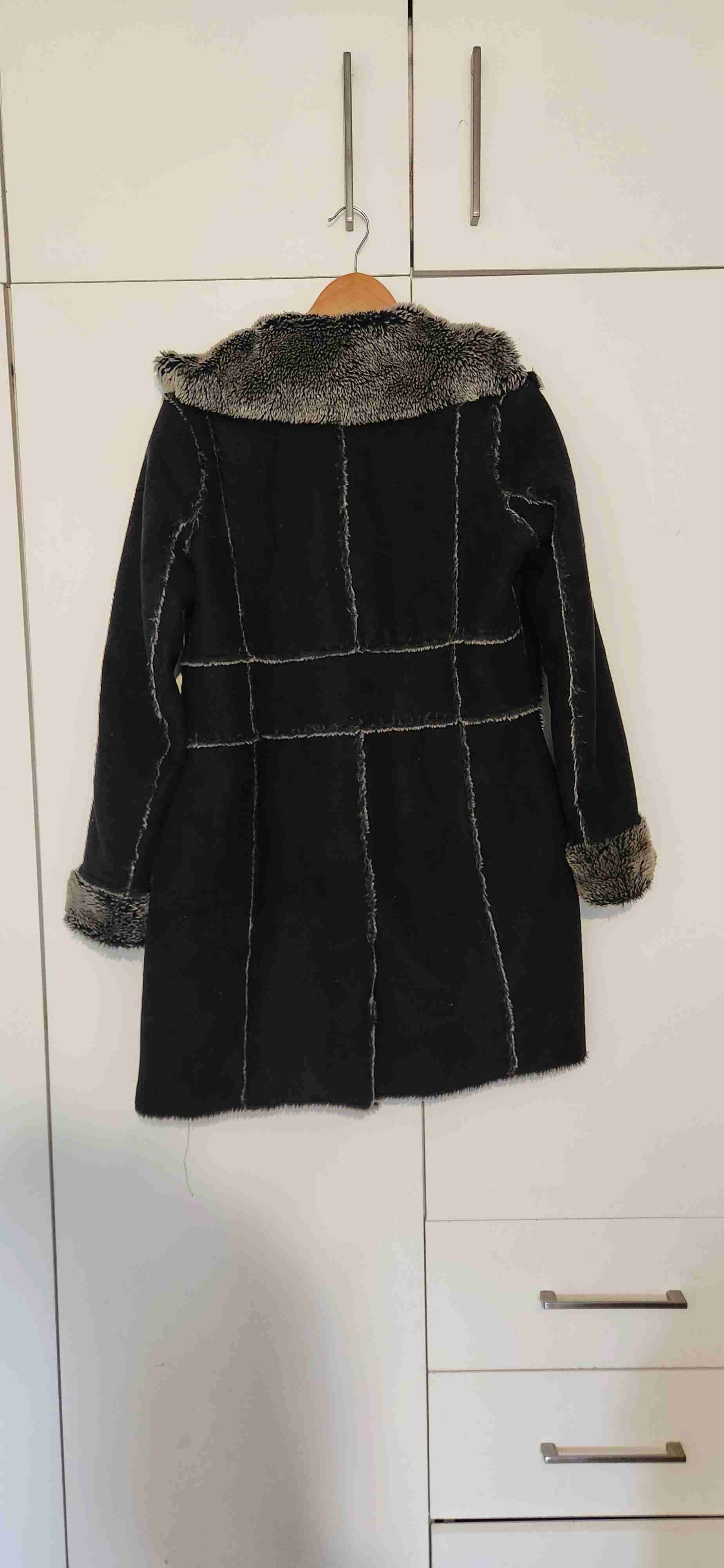 Abrigo negro con forro peludo - miniatura 2