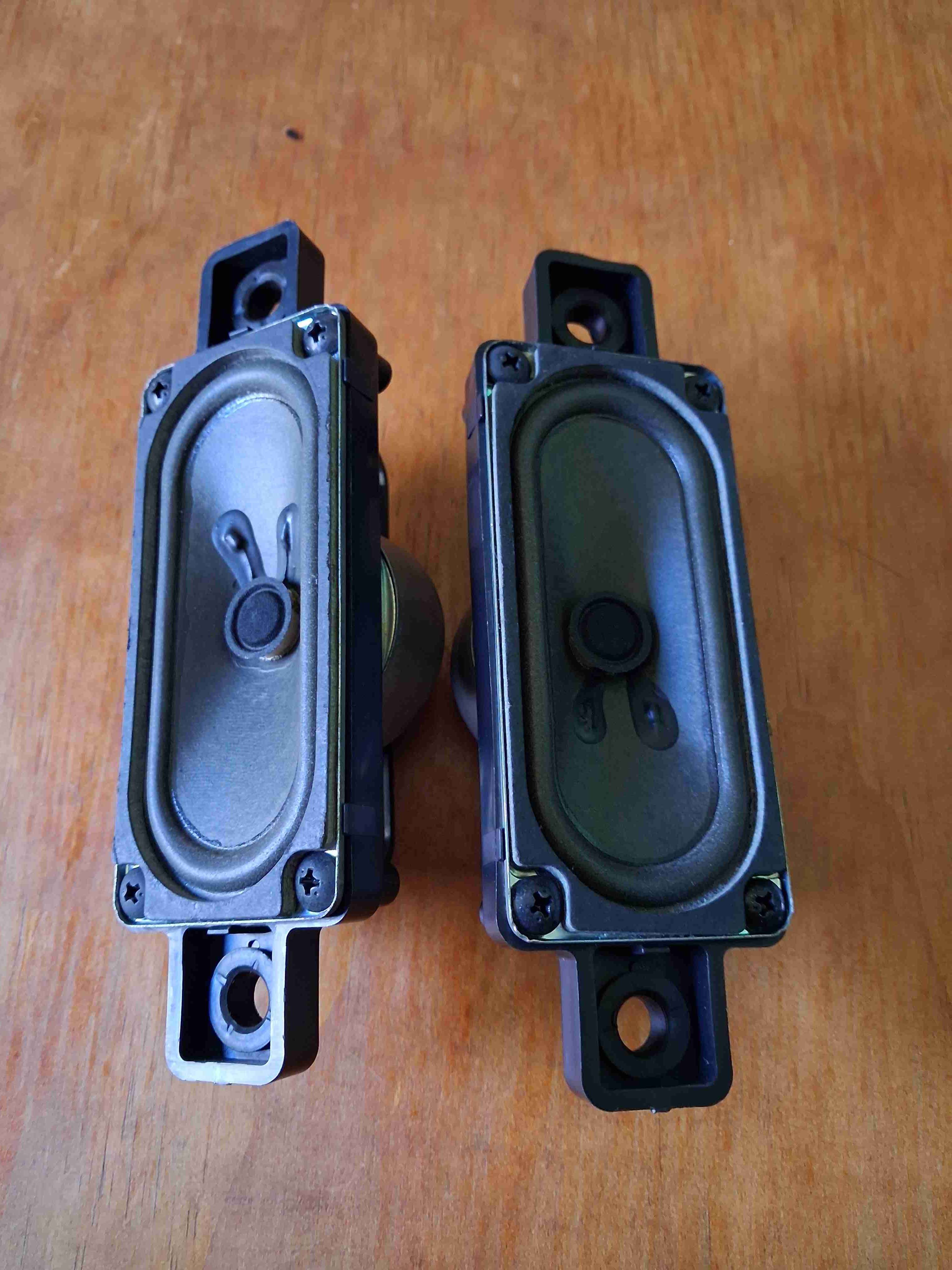 Parlantes pequeños de Tv antigua - miniatura 1