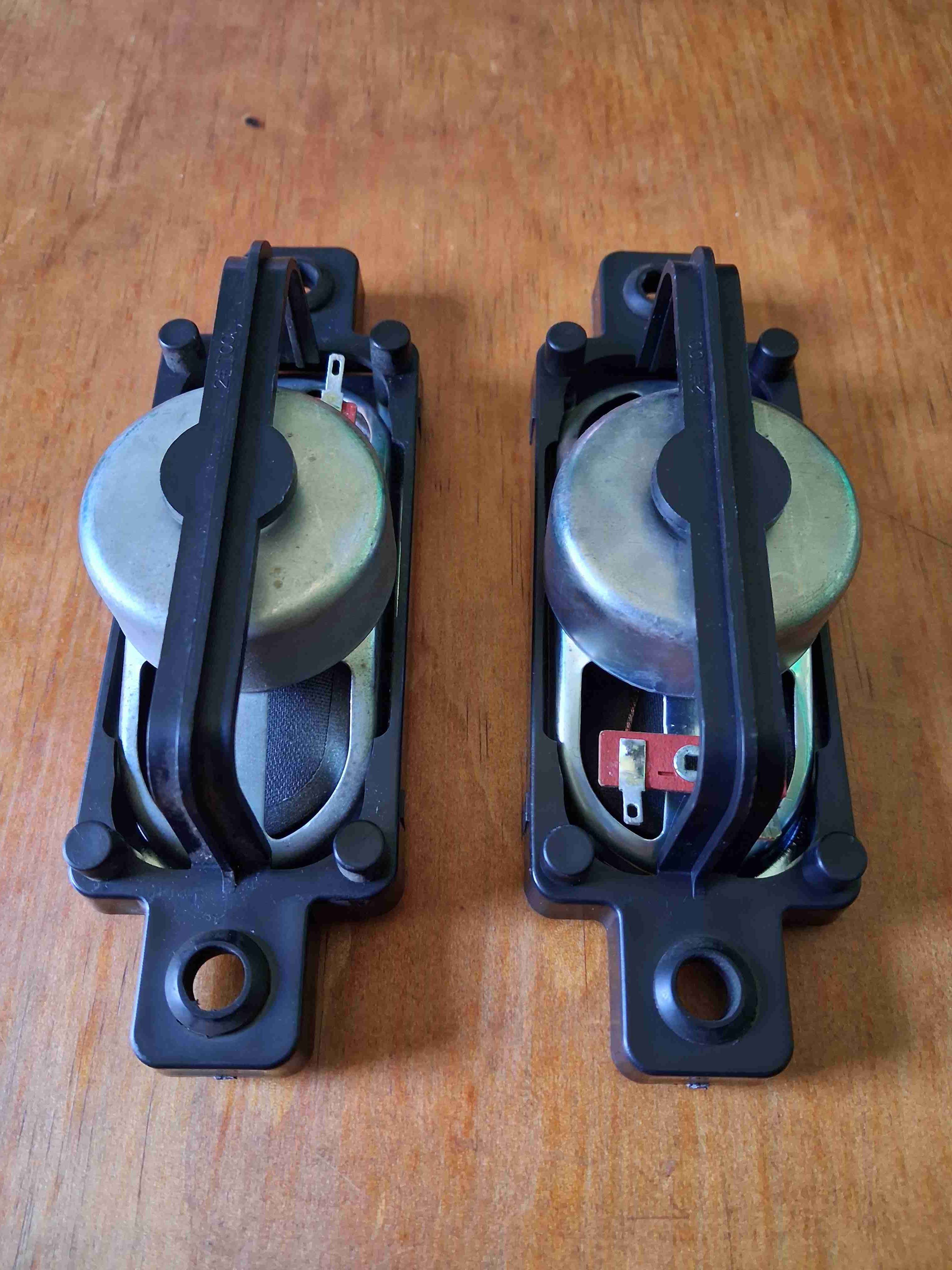 Parlantes pequeños de Tv antigua - miniatura 2