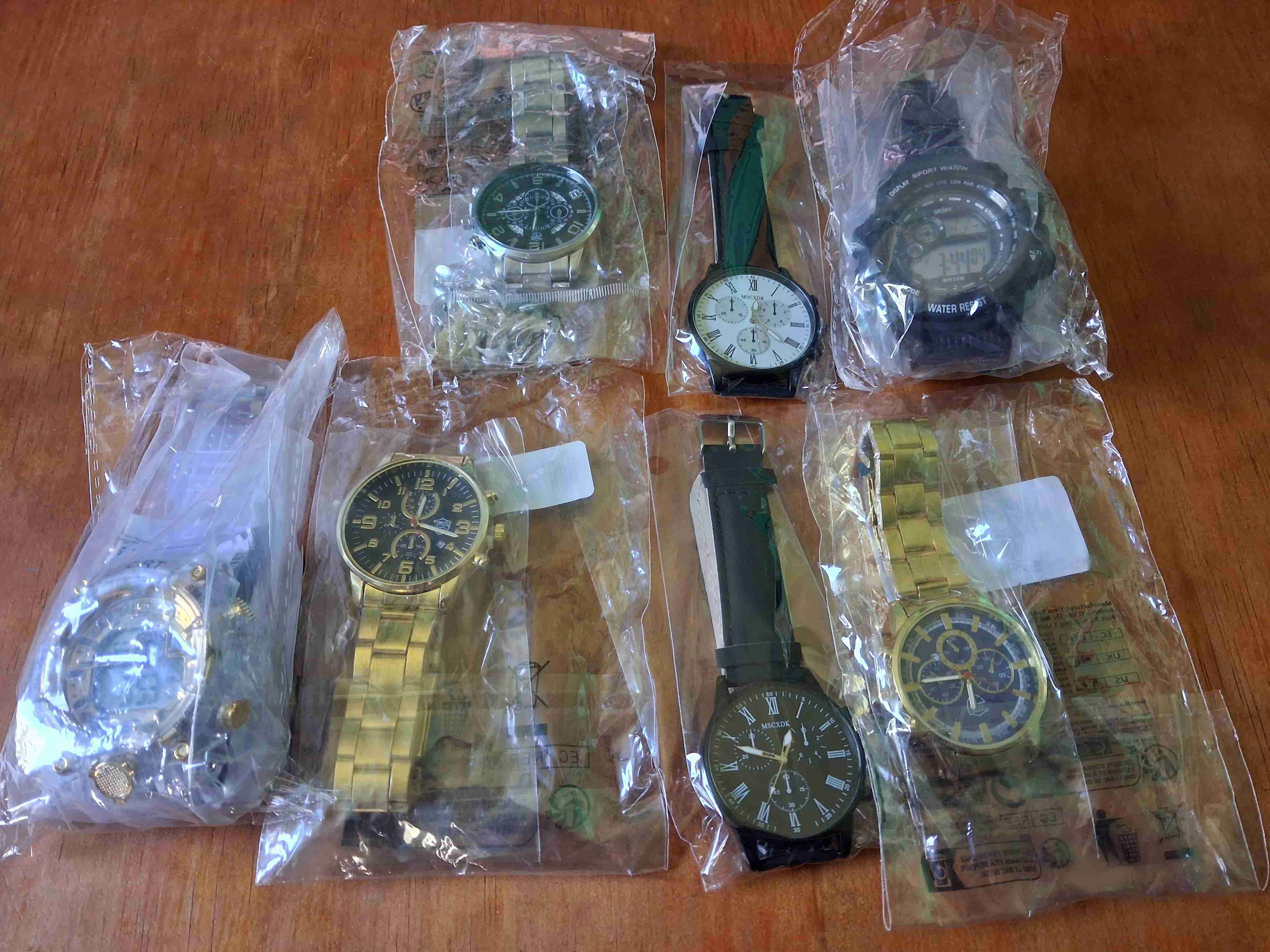 Relojes de pulsera variados - miniatura 1