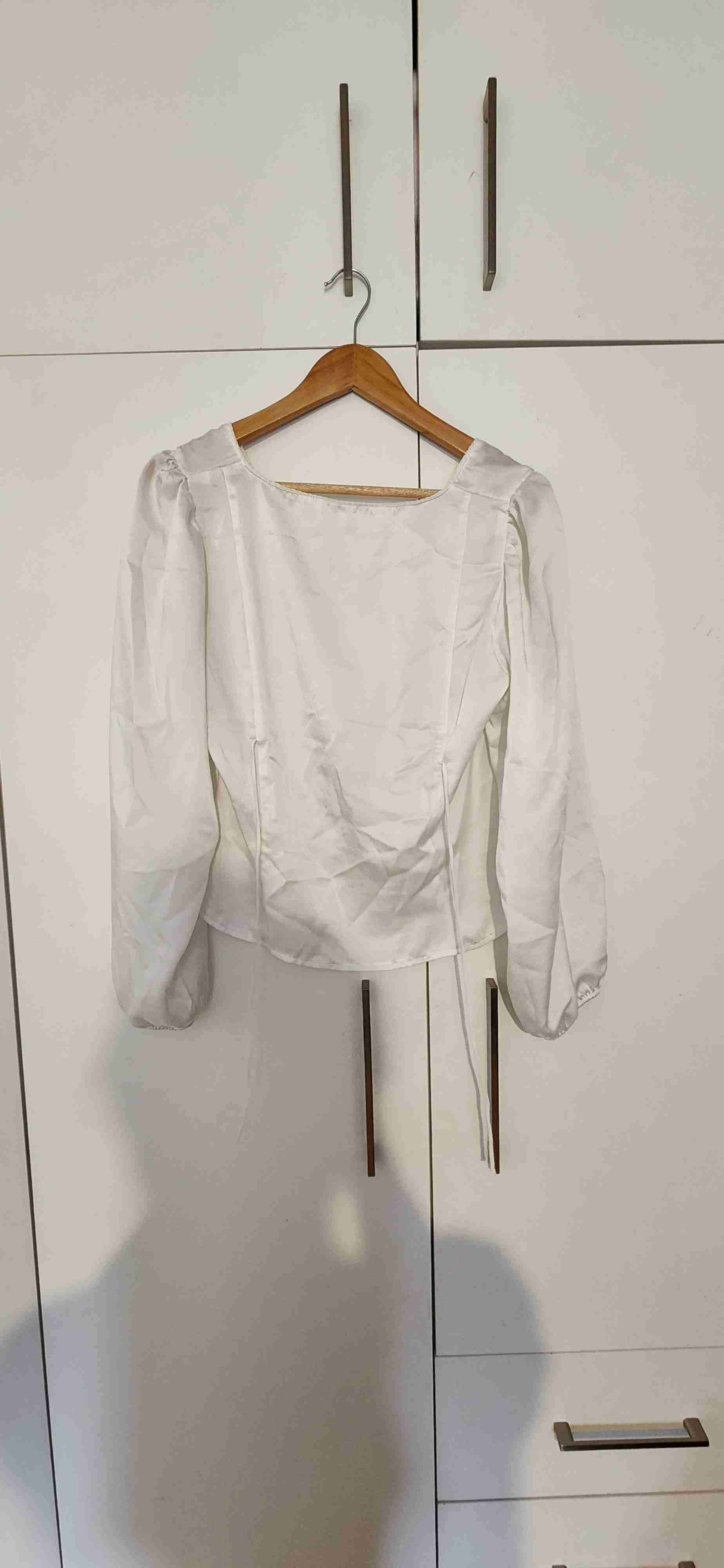 Blusa blanca con botones - miniatura 2