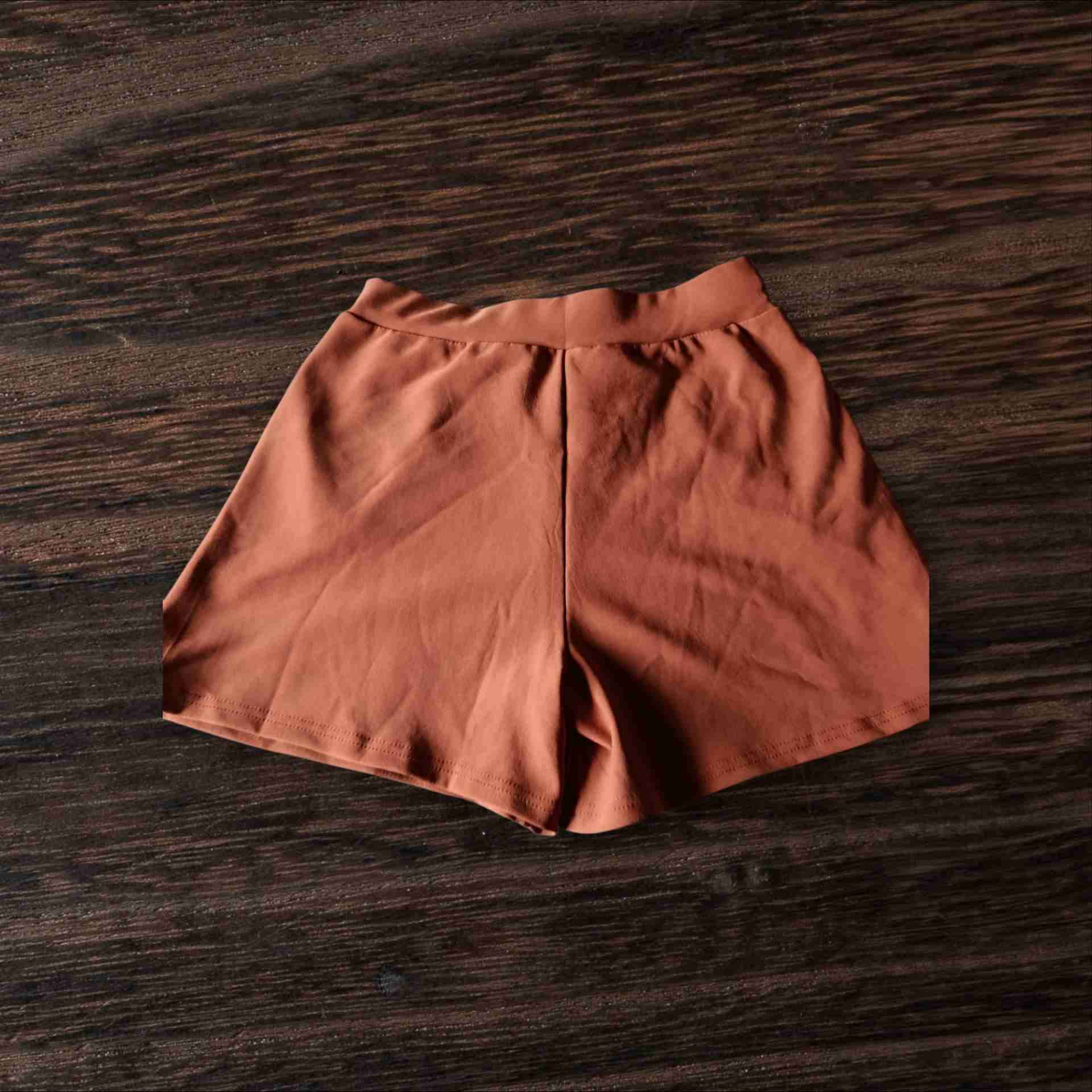 Shorts naranjos con cadena - miniatura 2