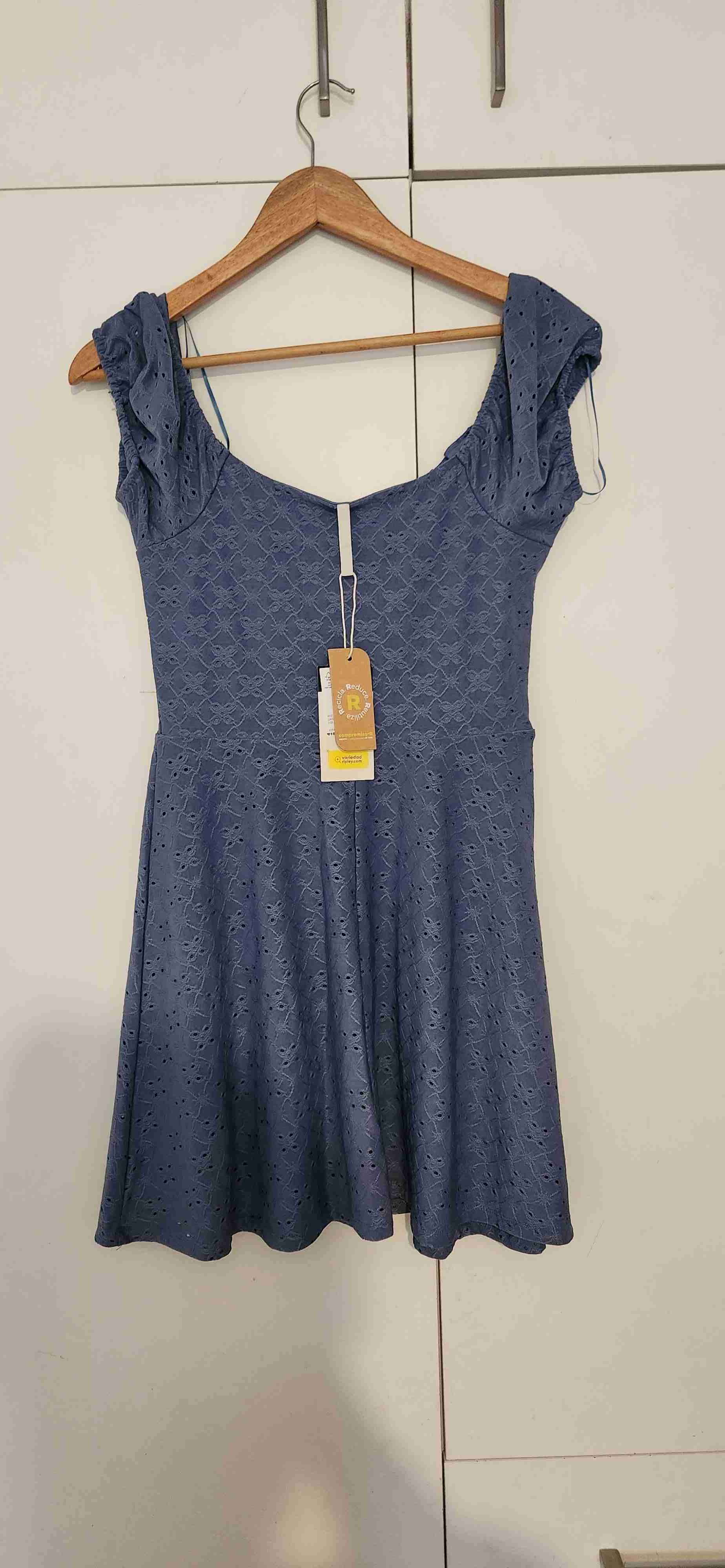 Vestido azul con encaje - miniatura 2