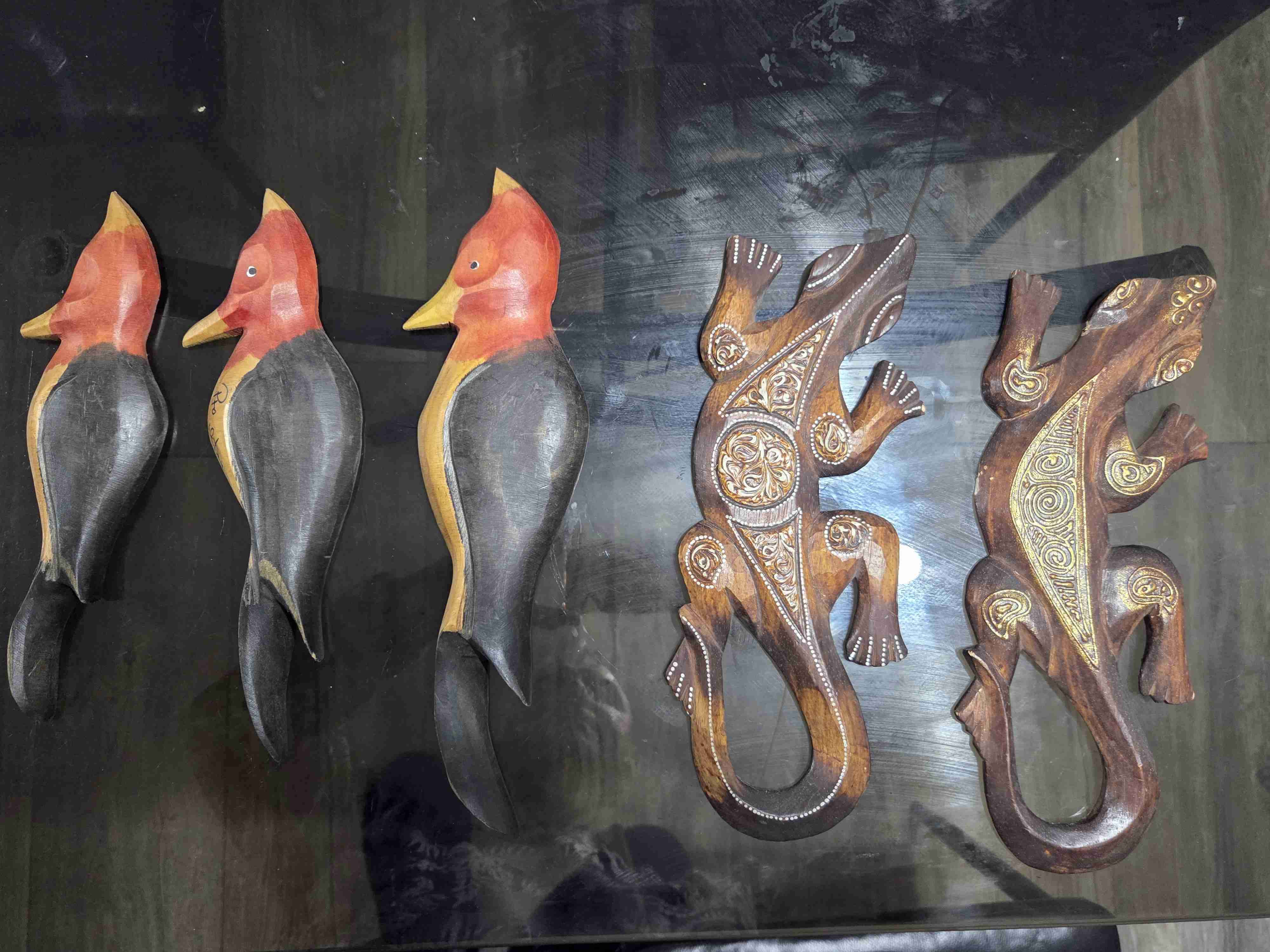 Esculturas de madera pájaros y lagartos