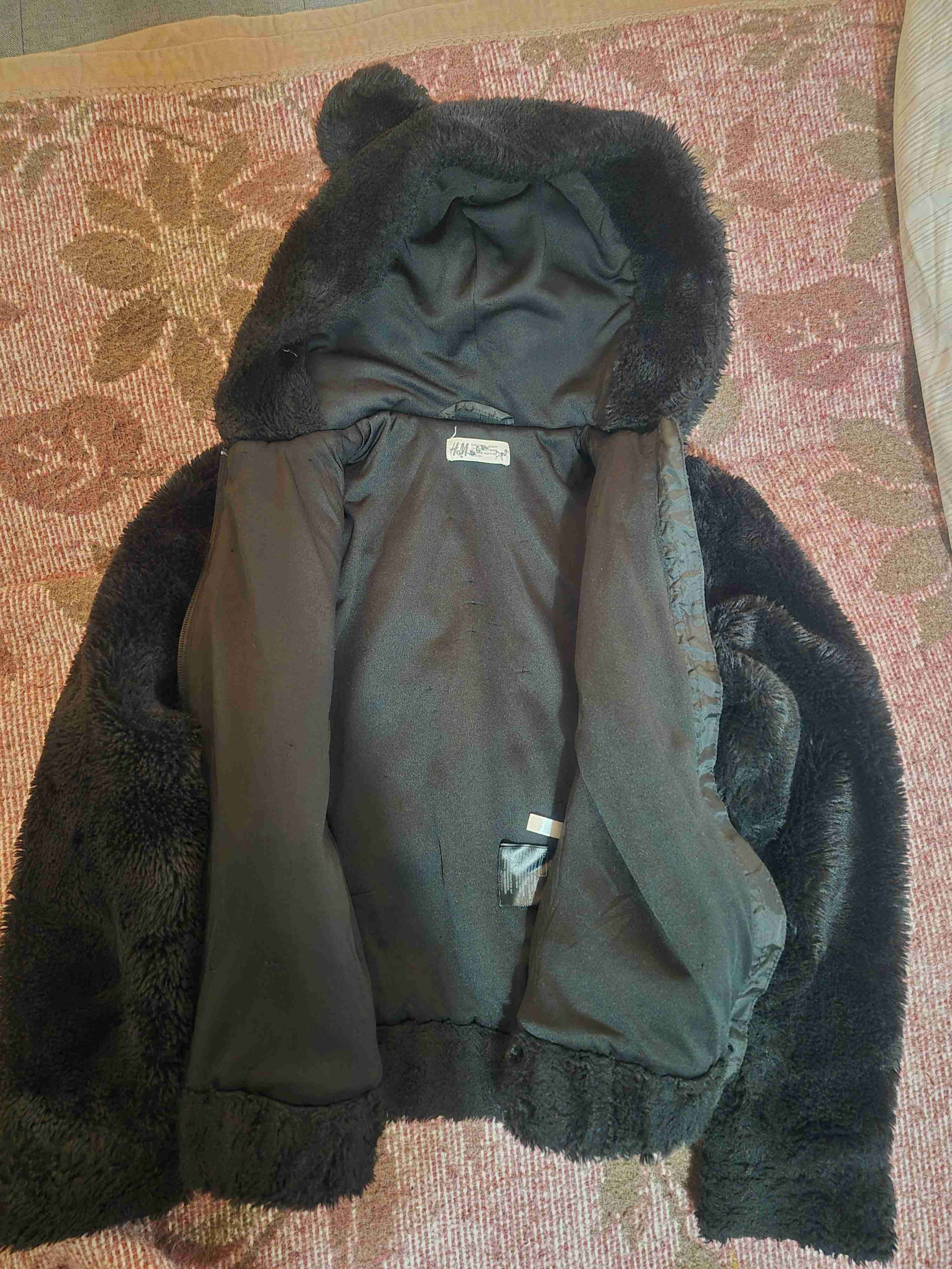 Chaqueta peluda negra con capucha - miniatura 3