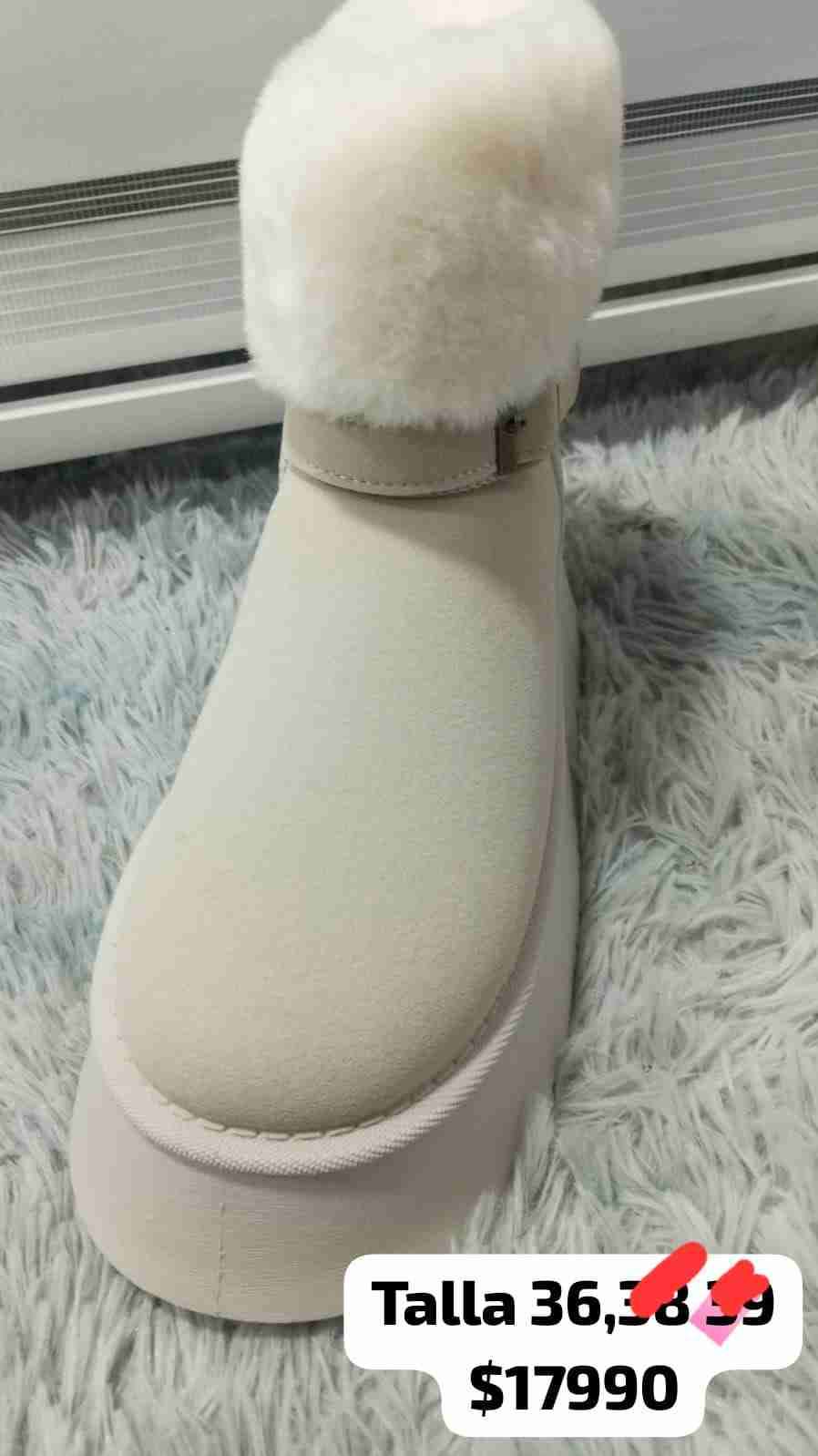 Botas blancas con forro peludo - miniatura 2