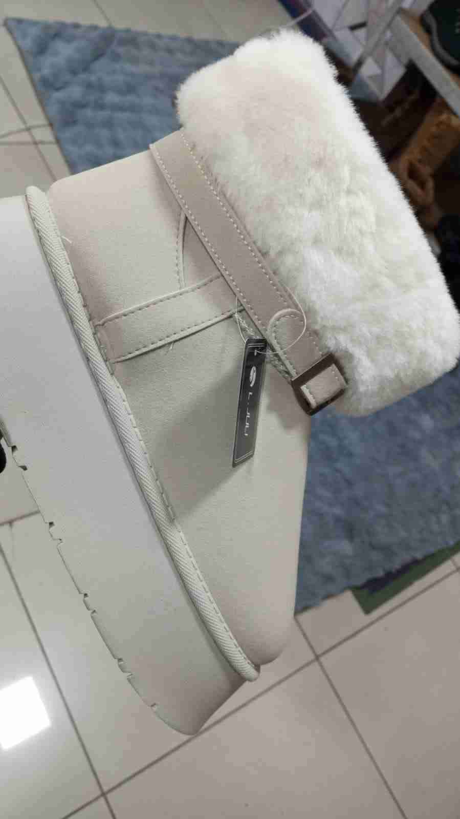 Botas blancas con forro peludo - miniatura 3