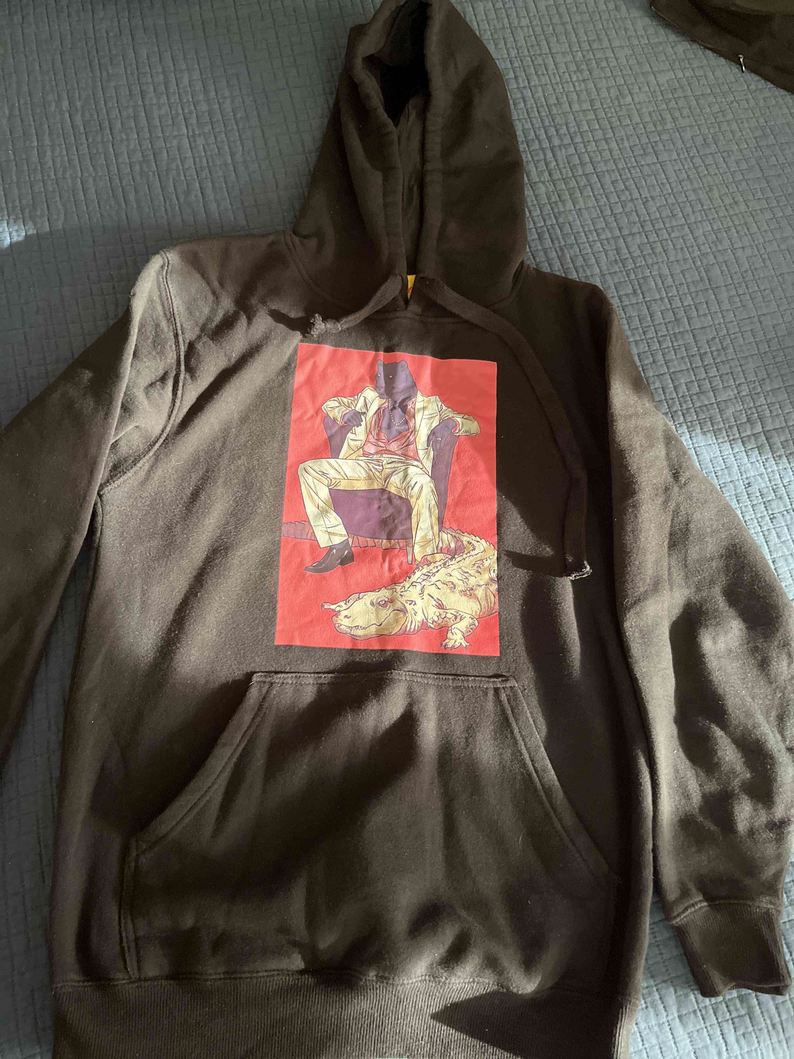 Polerón negro con estampado