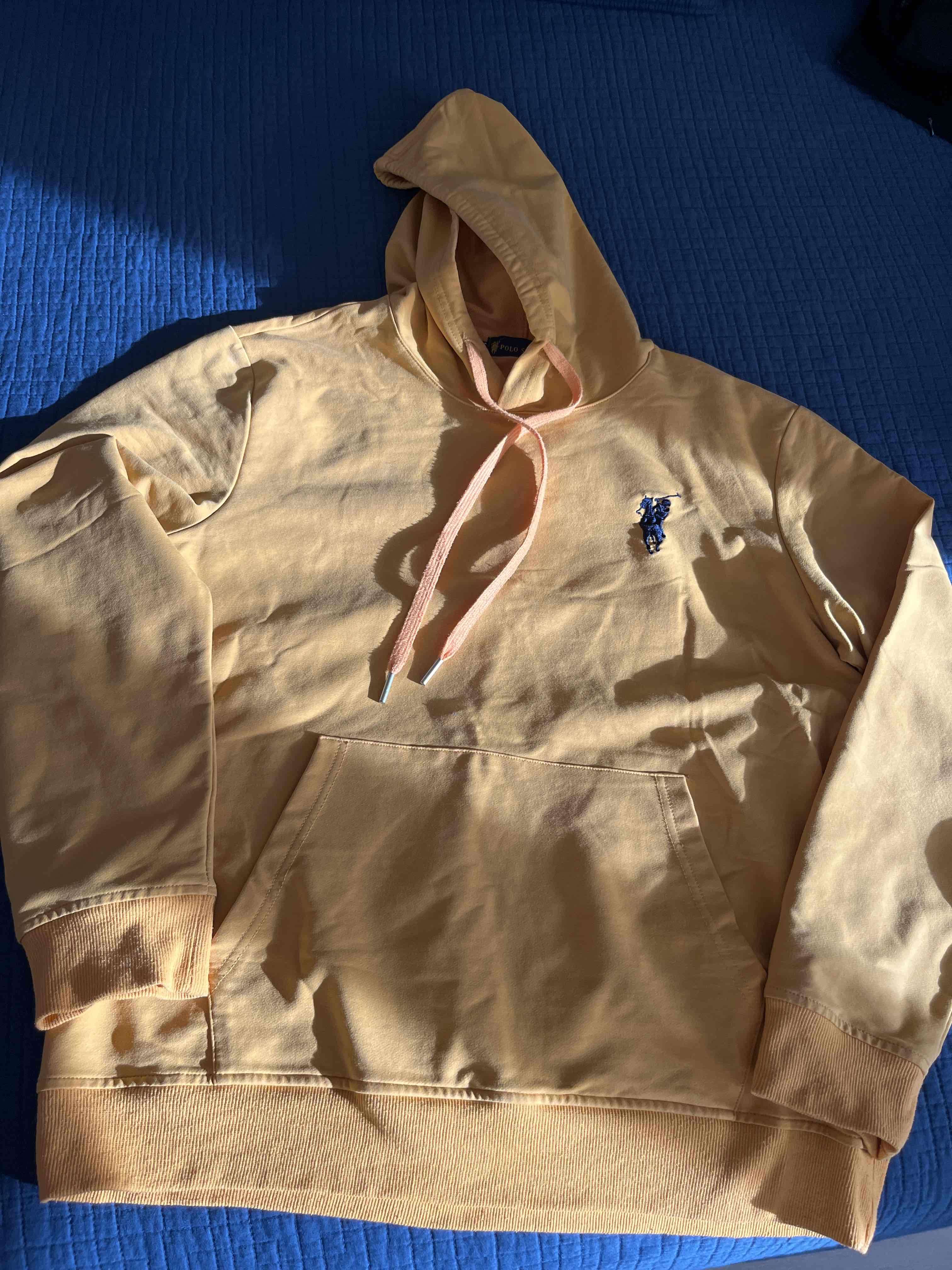 Polerón con capucha amarillo